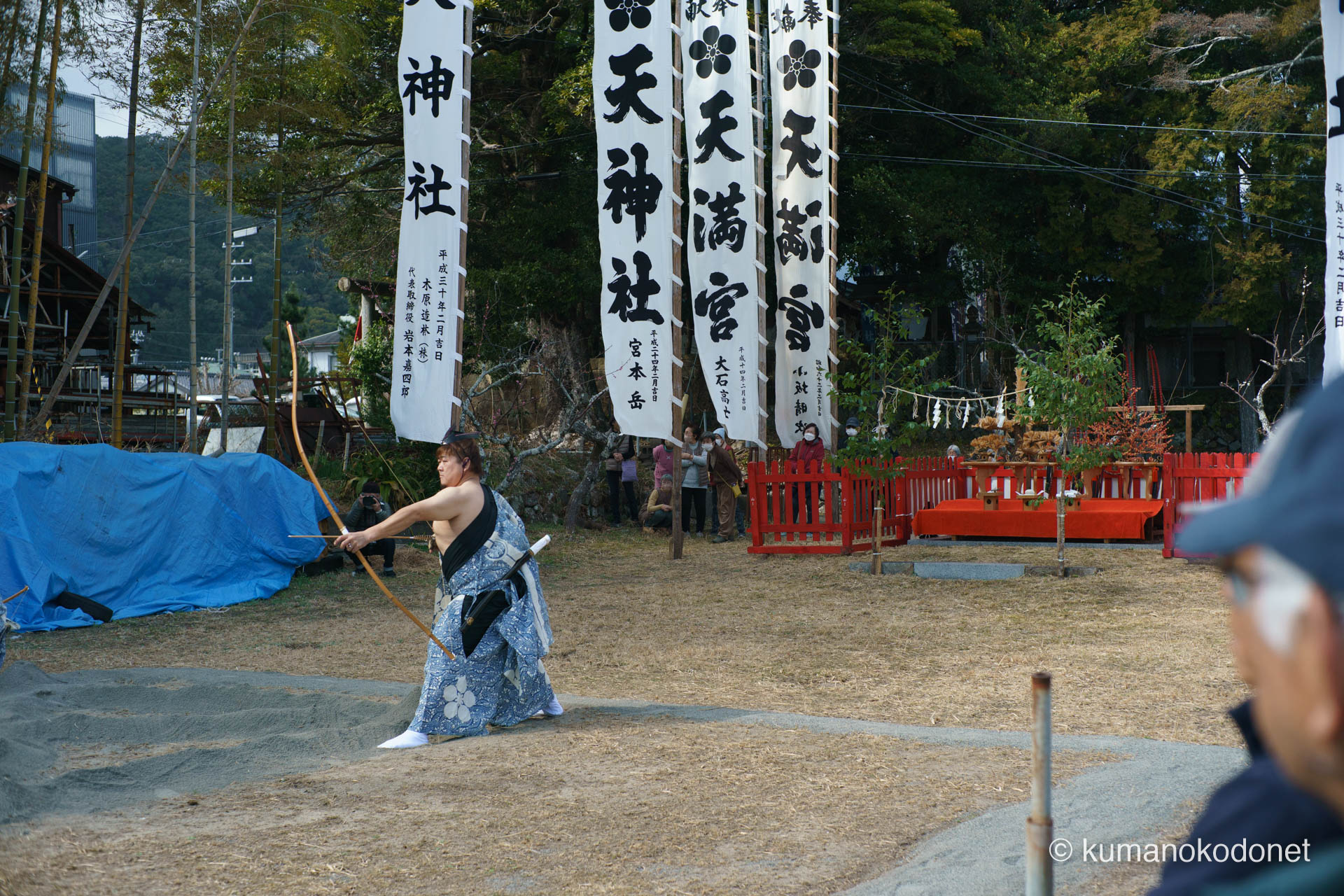 全神経を集中させて的に狙いを定める射手の姿