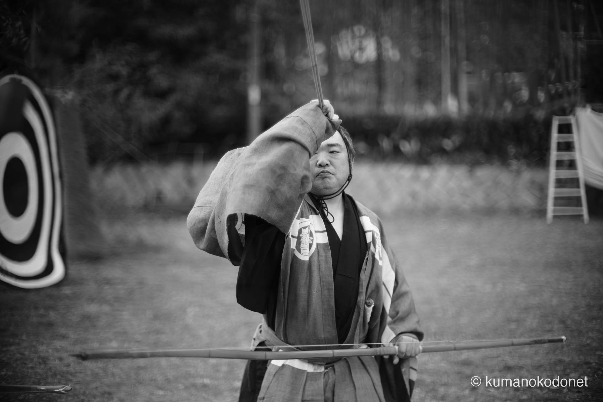 弓矢を掲げ精神を研ぎ澄ませる射手