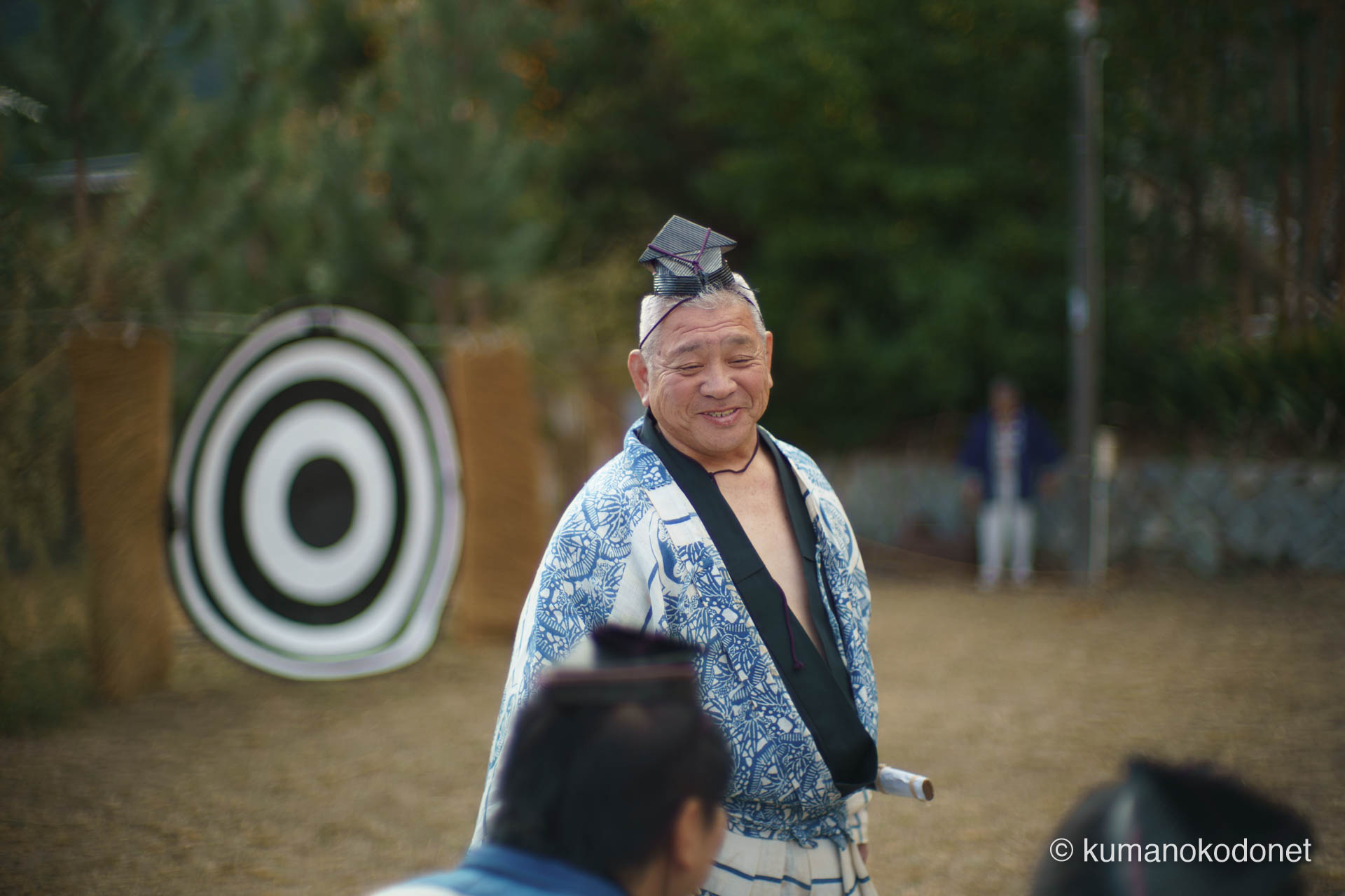 一射を終えて装束姿で笑顔を見せる射手