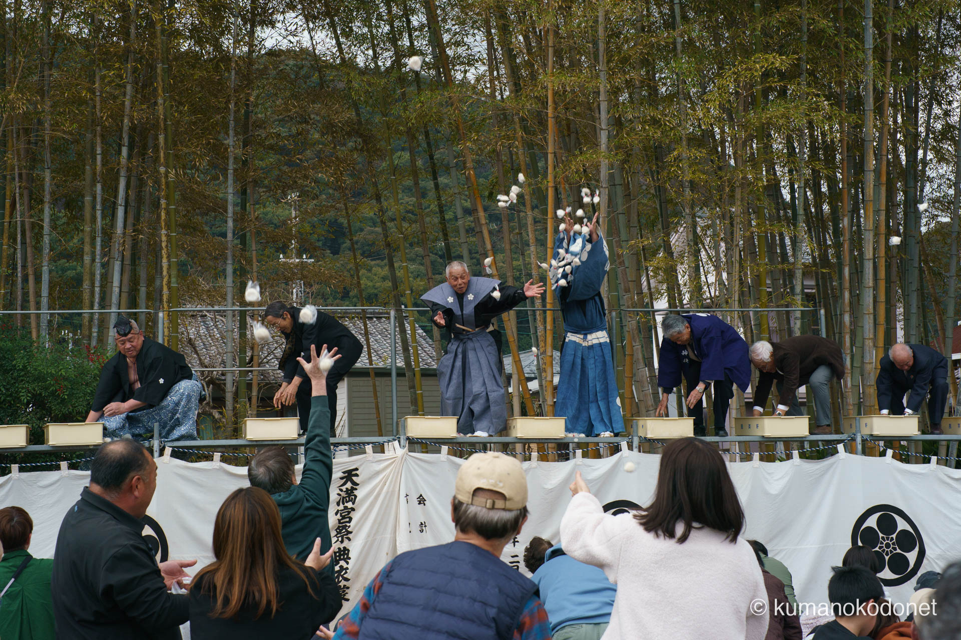 天満天神社例大祭のフィナーレを飾る、熱狂の餅まき。高台から放たれる白い餅を求め、笑顔で手を伸ばす地域の人々。弓行事を終えた射手や役員たちと住民が一体となり、一年の無病息災を願う祭りの最高潮の瞬間。| Tenma Tenjinja, Nachikatsuura, Wakayama | SONY α7 | 2026