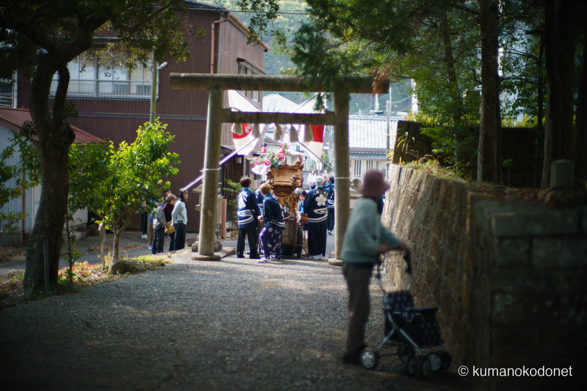 天満の町から境内の坂を上る獅子舞の一行