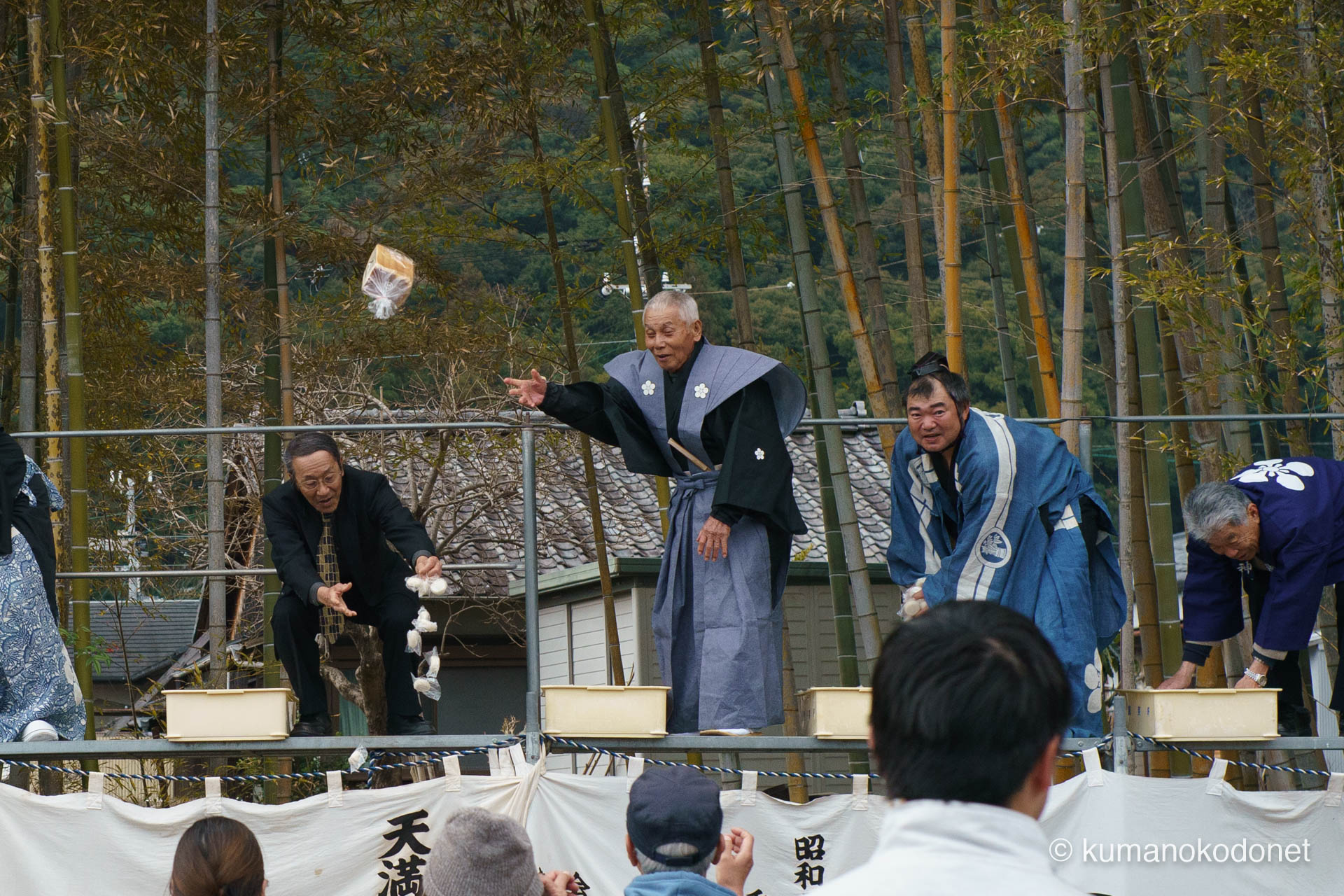 天満天神社の例大祭で、餅とともに「食パン」が宙を舞う熱狂の餅まき。高台から放たれる福を求めて地域住民が一体となる、那智勝浦の冬の活気溢れる一景。| Tenma Tenjinja, Nachikatsuura, Wakayama | SONY α7 | 2026