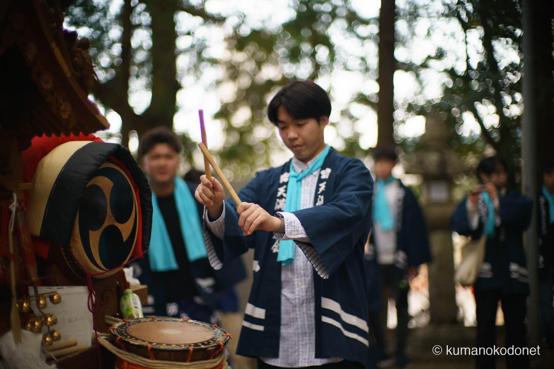 天満天神社の境内に響き渡る、獅子舞奉納の太鼓。バチを握り、真剣な表情でリズムを刻む天満交友会の若衆。その一打一打が祭りの熱狂を加速させ、境内の空気を震わせる。伝統芸能を音で支える、若き継承者の躍動を捉えた一枚。 | Tenma Tenjinja, Nachikatsuura, Wakayama | SONY α7 | 2026