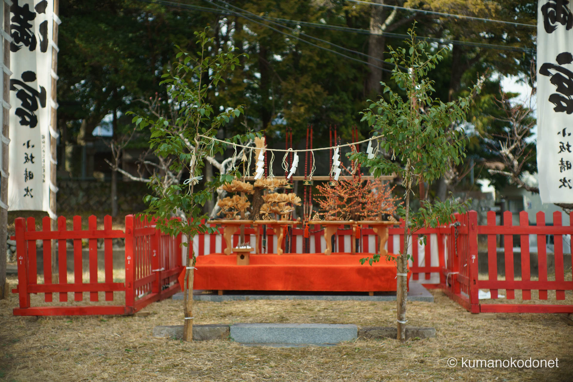 朱色の玉垣で囲まれた射場内の仮設祭壇と斎場