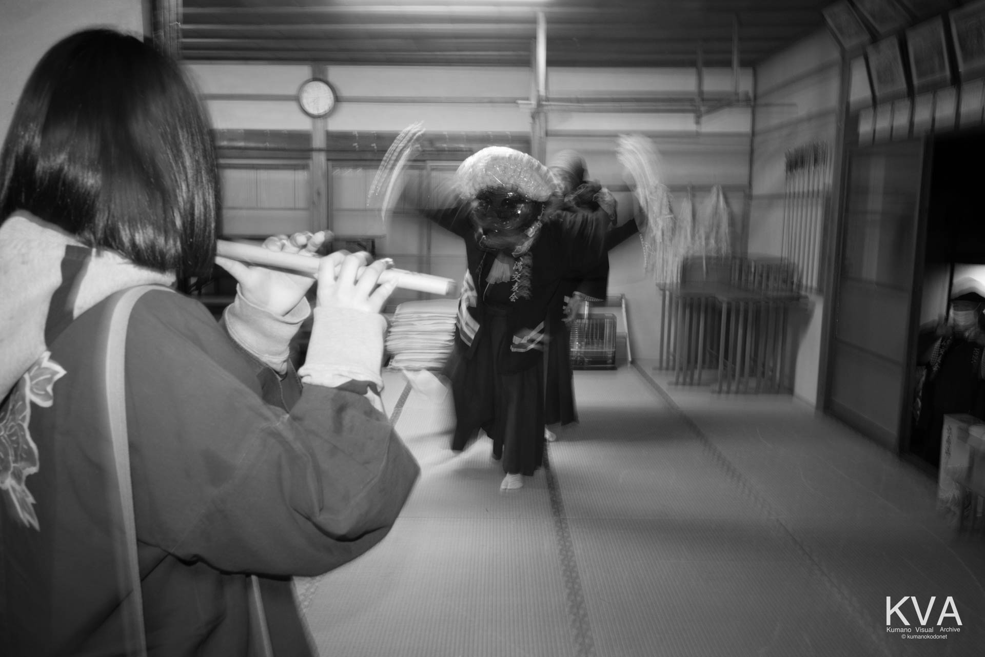 笛の音に合わせ、天神社の社務所で舞う獅子舞