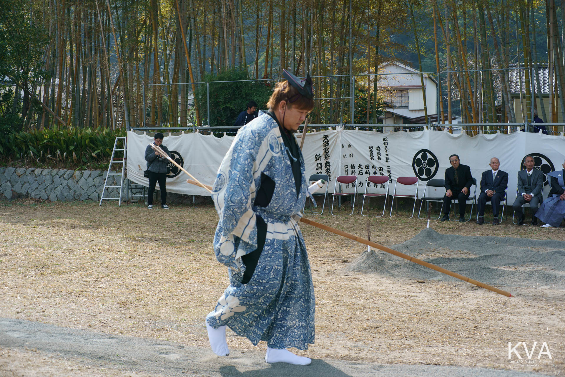 お弓神事の射場へと入場する射手