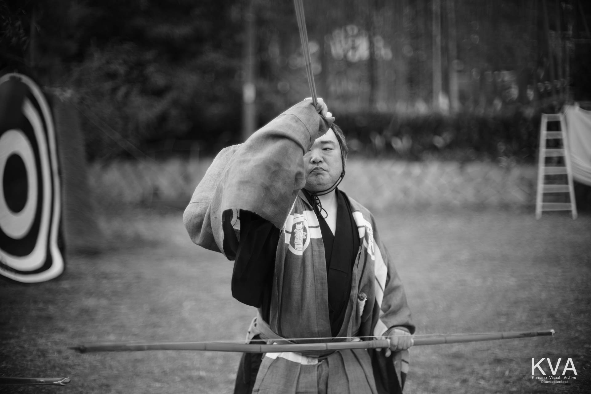 弓矢を掲げる射手