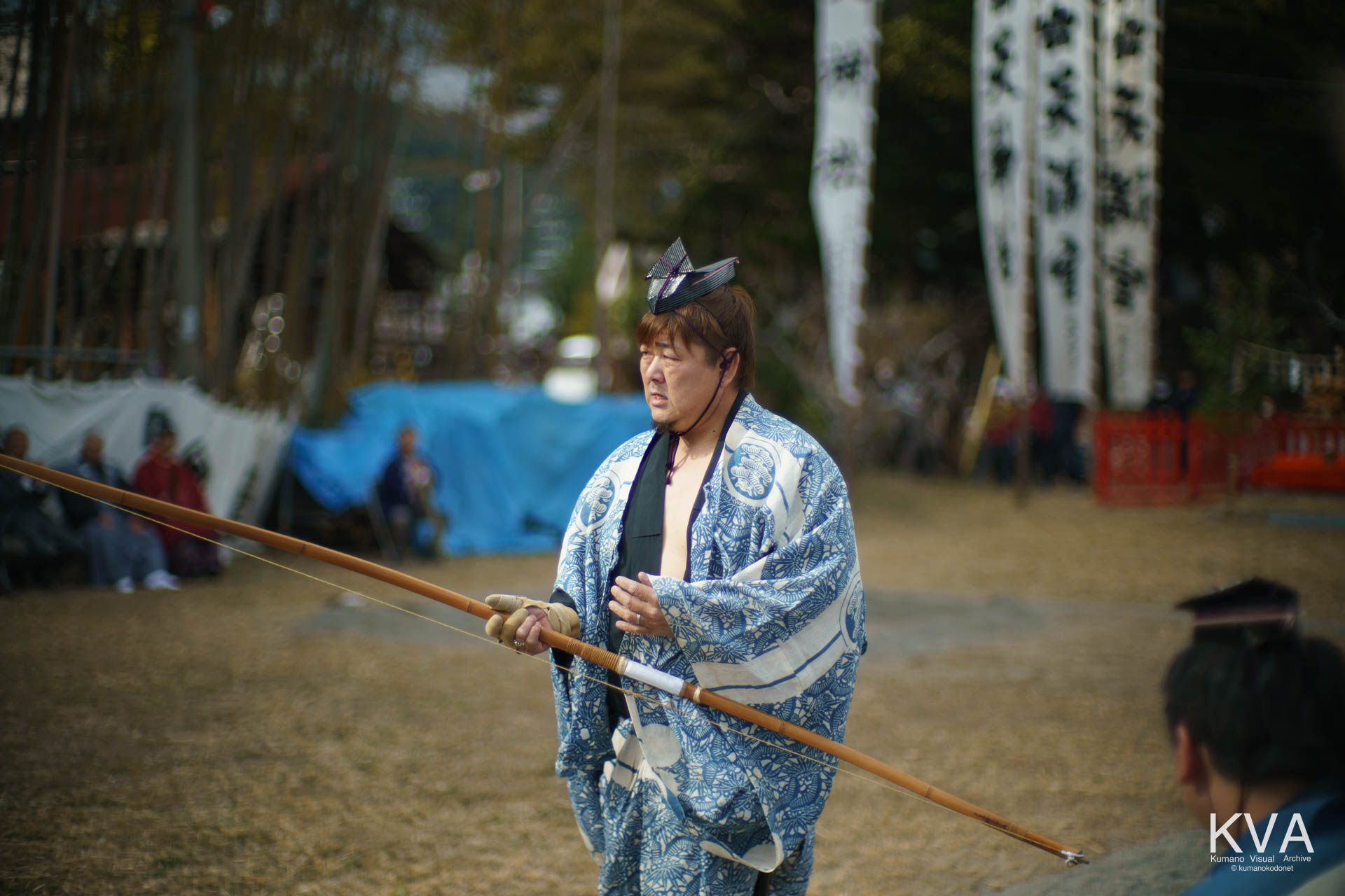 最後の一矢を放ち、弓立てへと戻る射手