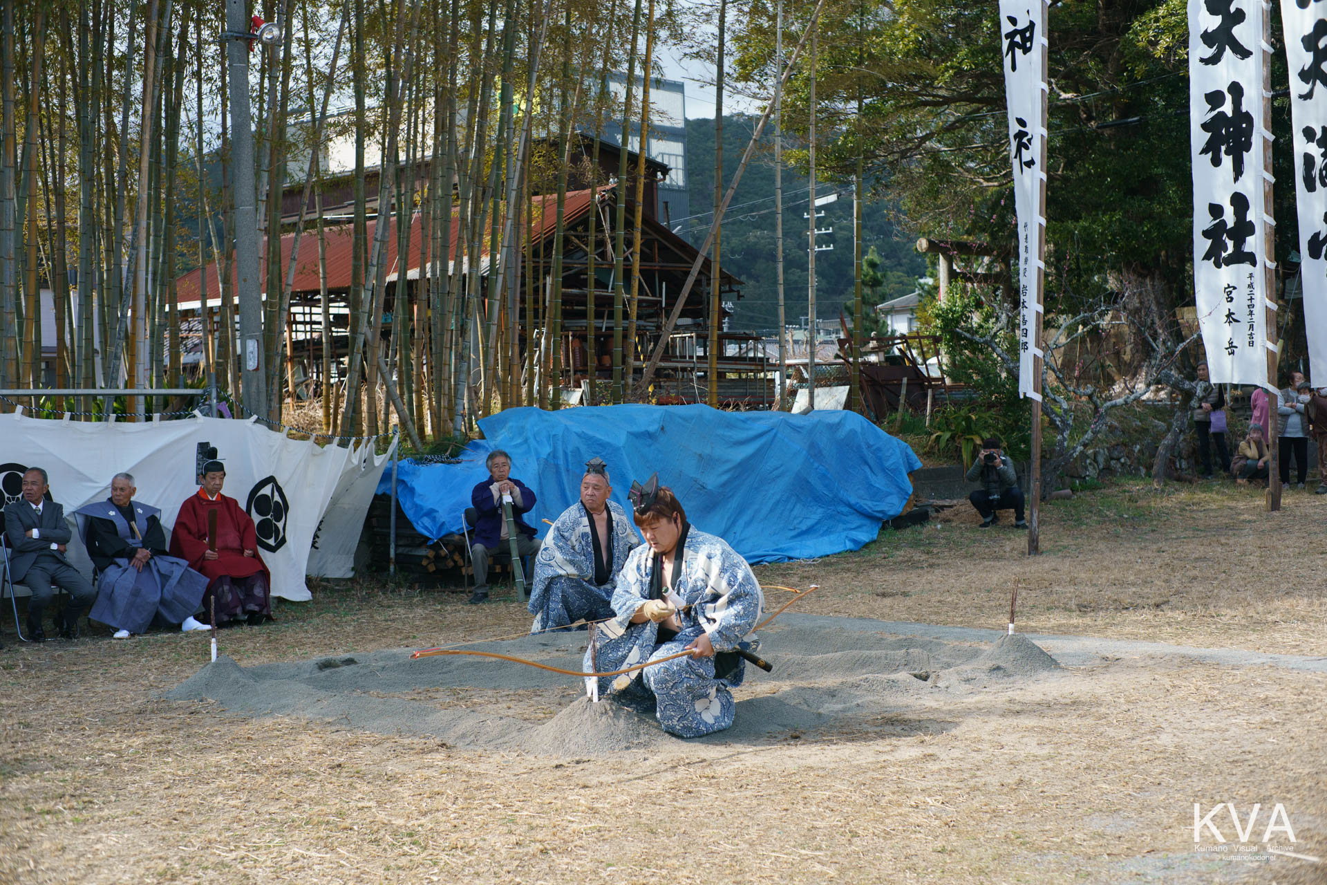 砂山の前で矢や棒の状態を確認する射手