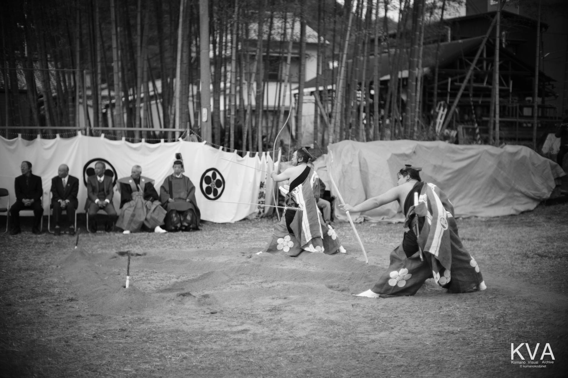 低い構えから弓を射る射手