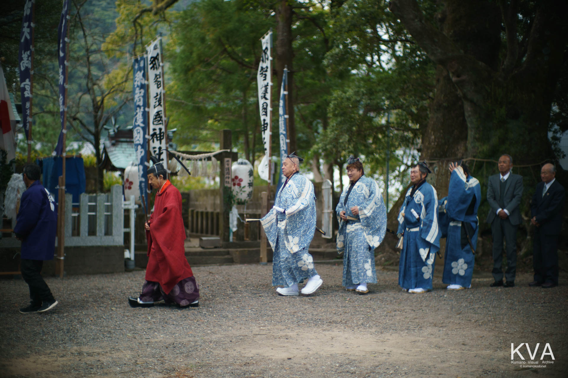 宮司に導かれお弓神事の舞台へと向かう射手たち