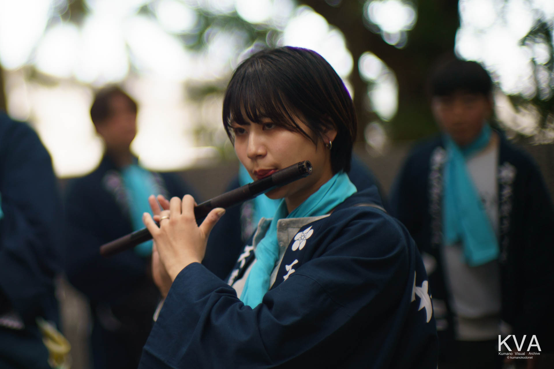 天満交友会の女性が笛を吹く