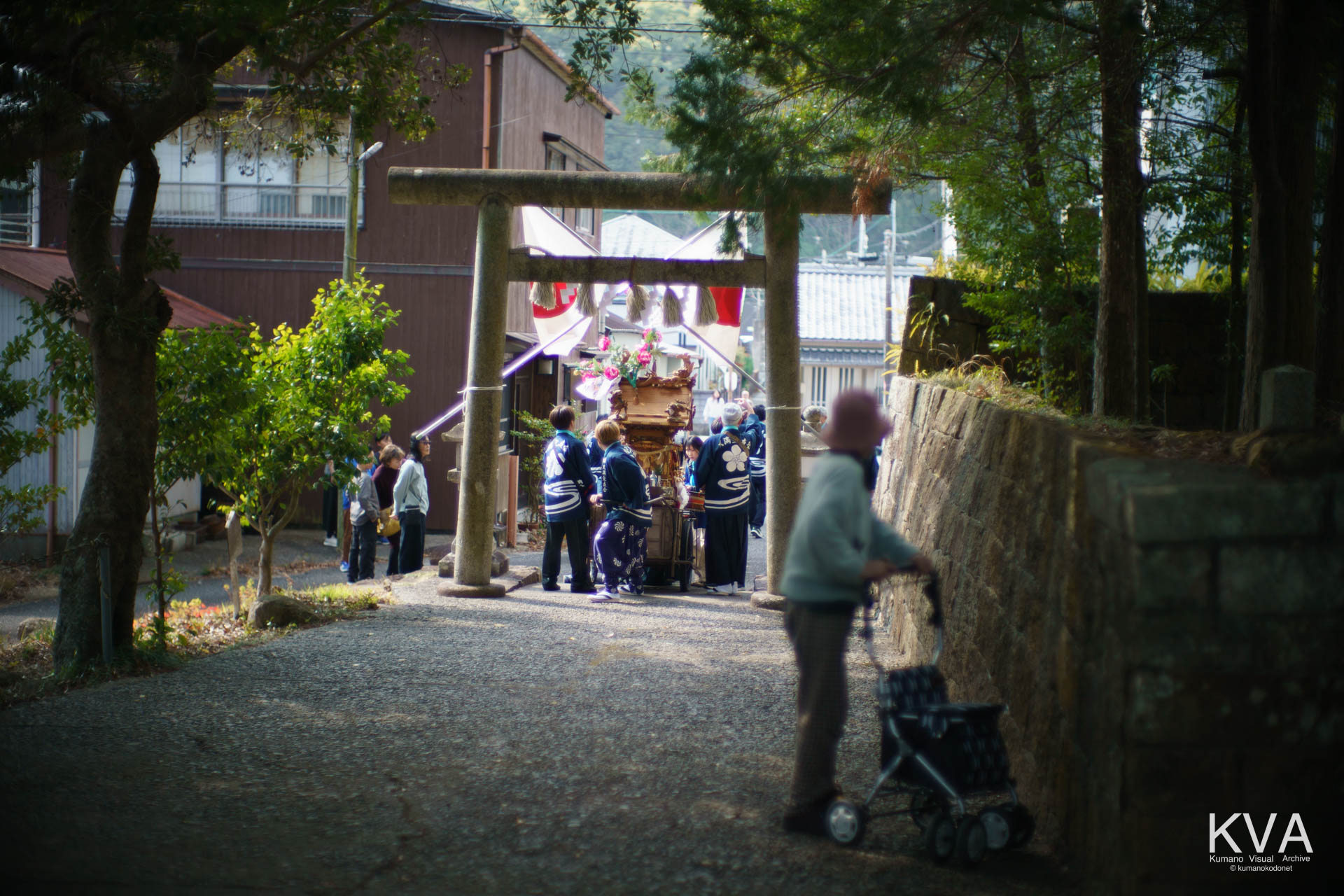 天満の町から境内の坂を上る天満交友会の一行