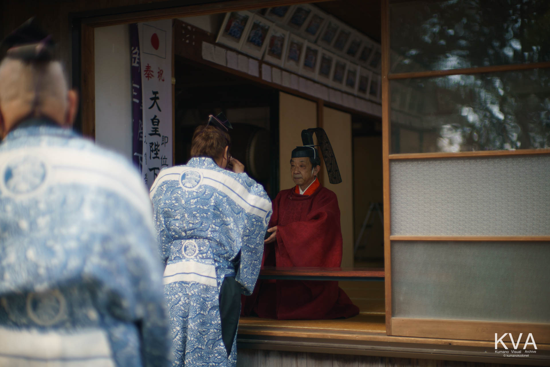 宮司から神酒を授かる参列者たち