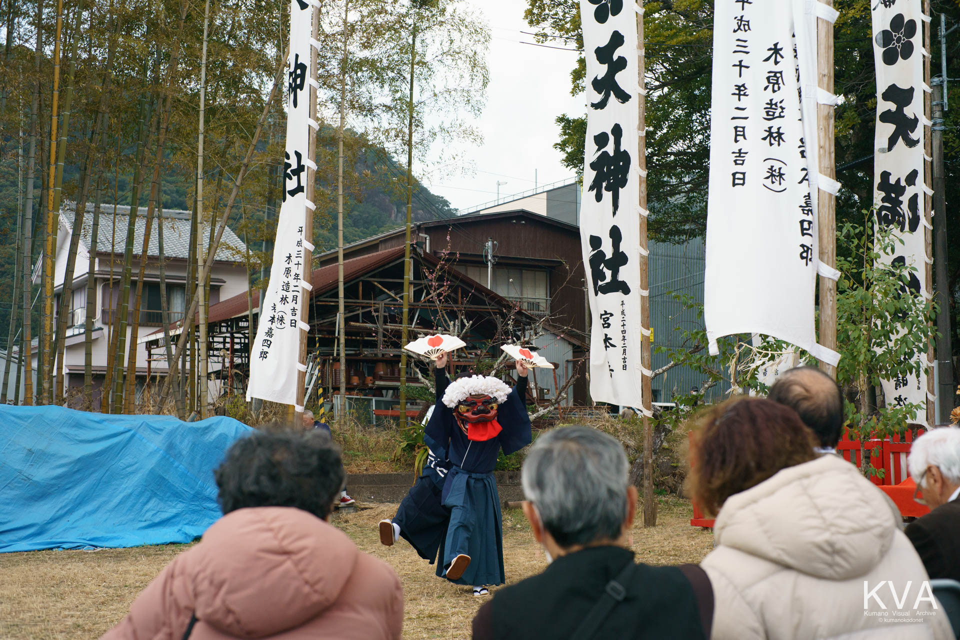 日の丸の扇子を広げて舞う獅子
