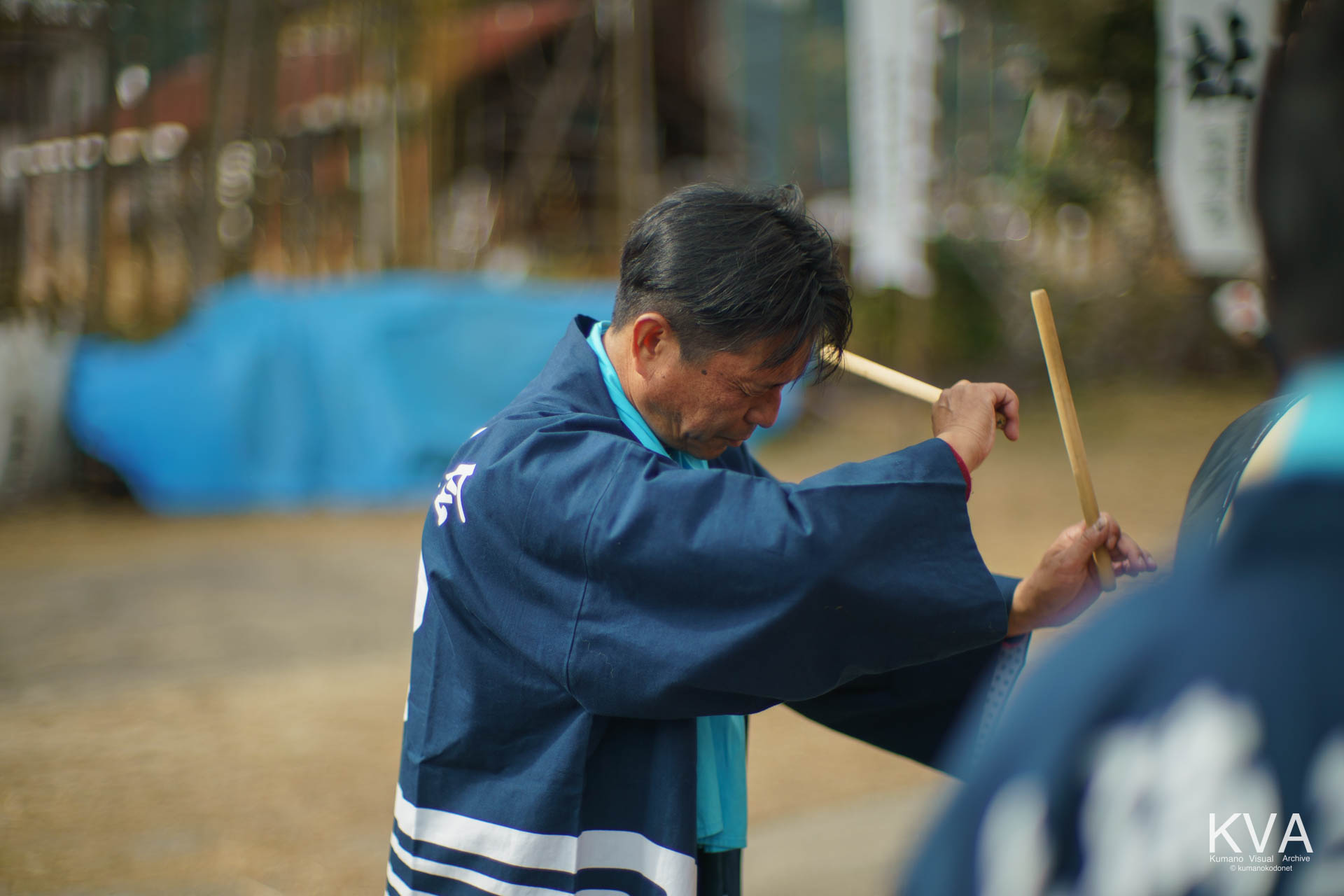獅子舞奉納で太鼓を打ち鳴らす男性