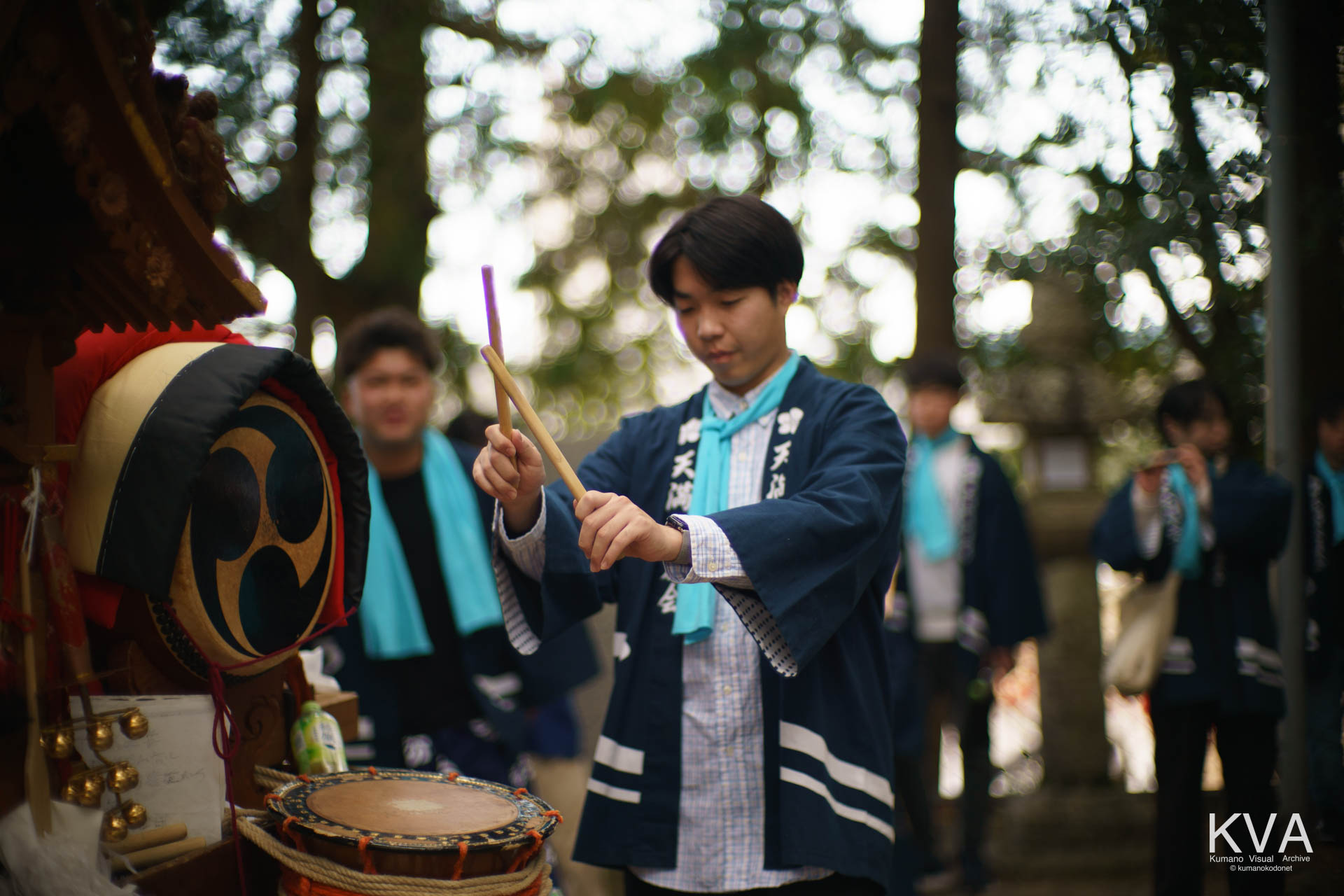 太鼓を叩く天満交友会の若者