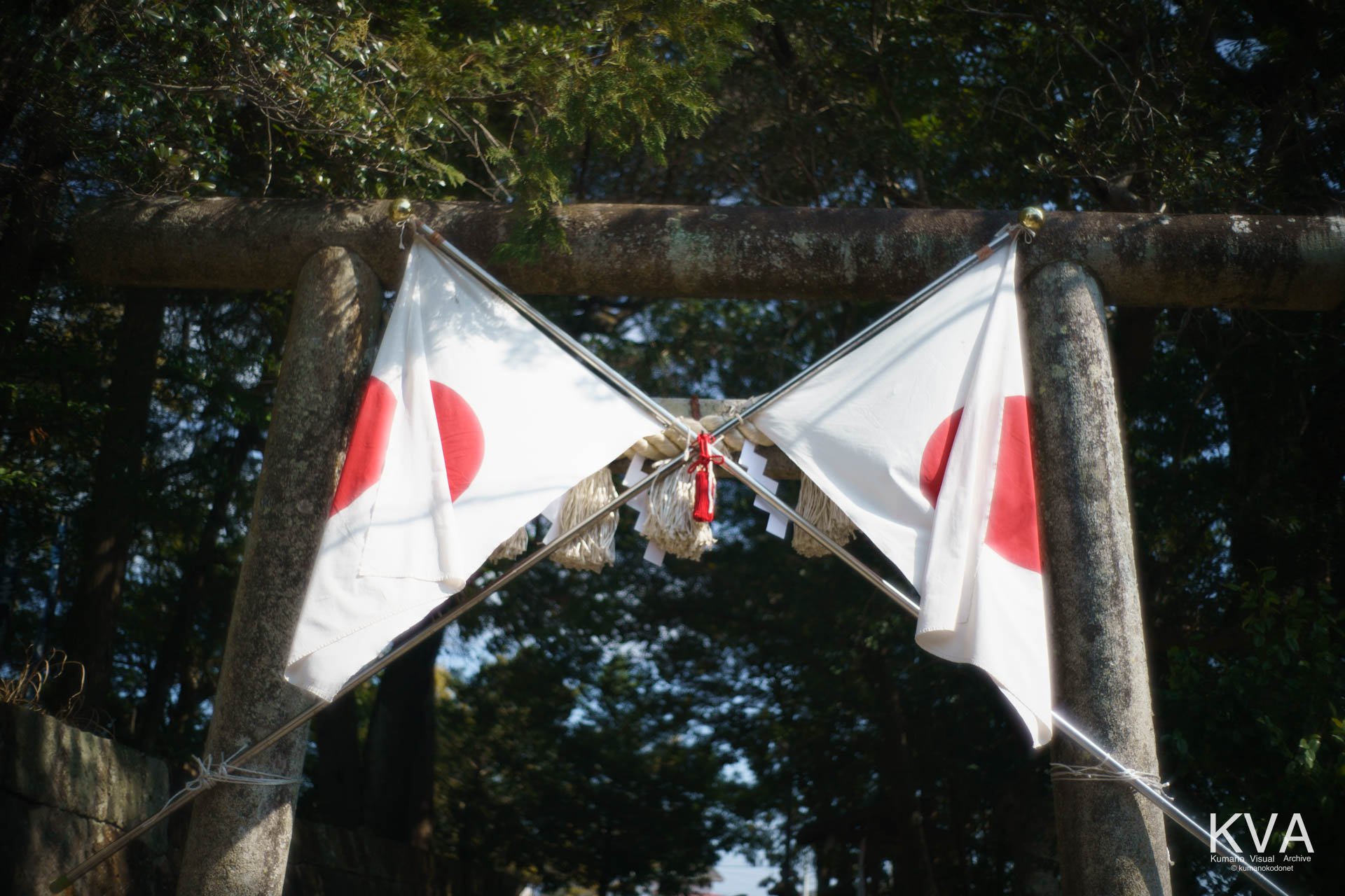 鳥居に掲げられた日の丸