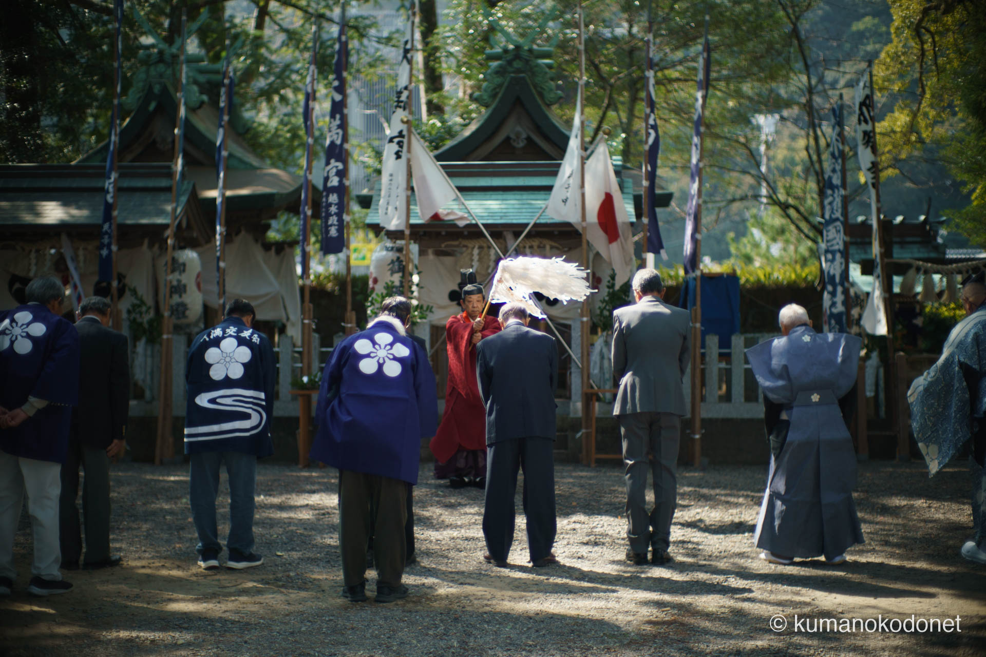 天満天神社の本殿前で、神職によるお祓い(おはらい)を受ける天満交友会の男たち。大幣(おおぬさ)が振られる厳かな空気の中、獅子舞奉納を前に心身を清める瞬間。伝統を背負う者たちの静かな決意が、神域の光の中に浮かび上がる情景。| Tenma Tenjinja, Nachikatsuura, Wakayama | SONY α7 | 2026