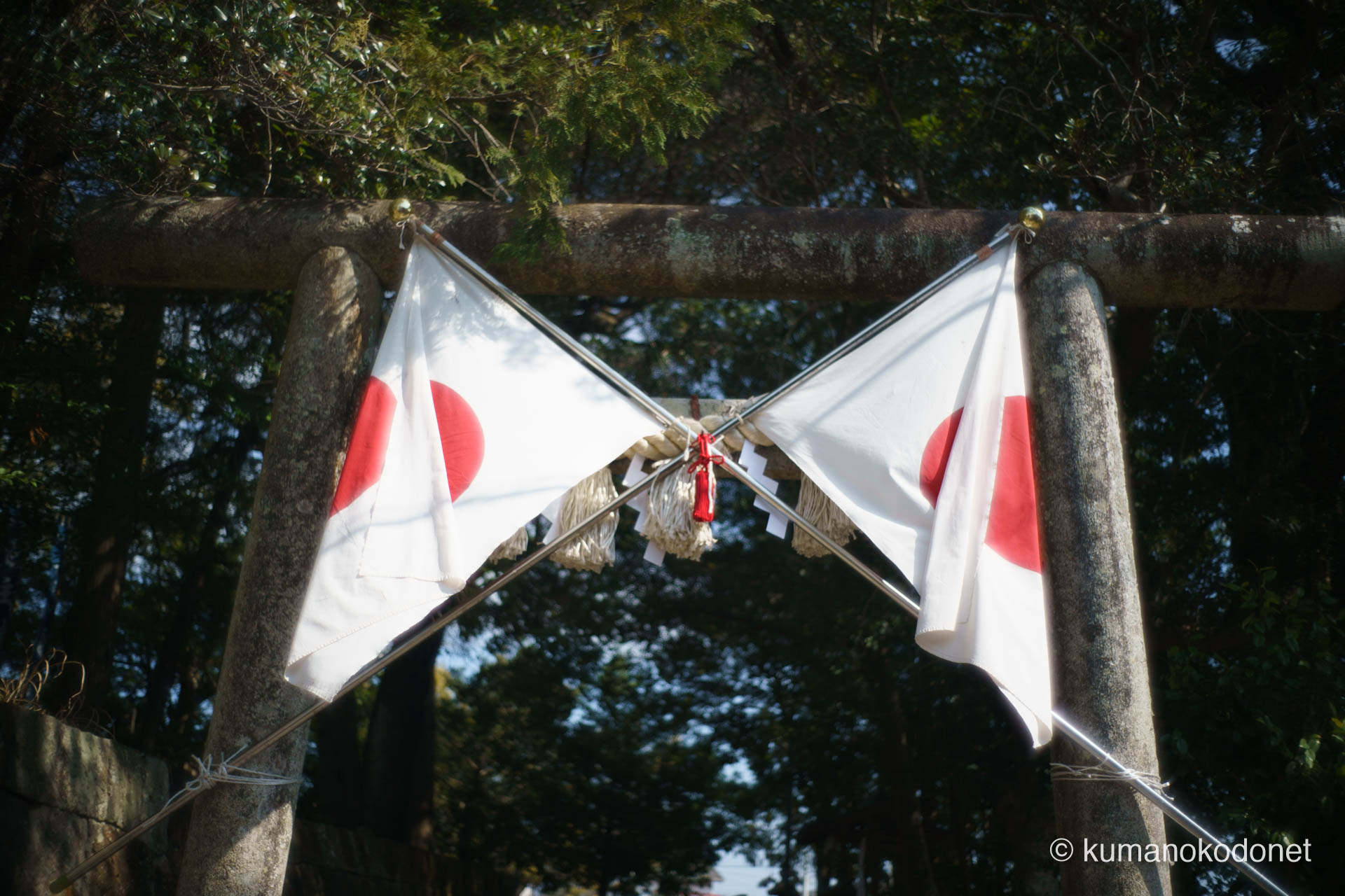 那智勝浦町天満の産土神、天満天神社の入口に掲げられた祝祭の日の丸。青く澄み渡った冬空を背景に、例大祭の始まりを告げる旗が誇らしく翻る情景。地名の由来ともなった古社に流れる、清々しい朝の空気を捉えた一枚。| Tenma Tenjinja, Nachikatsuura, Wakayama | SONY α7 | 2026