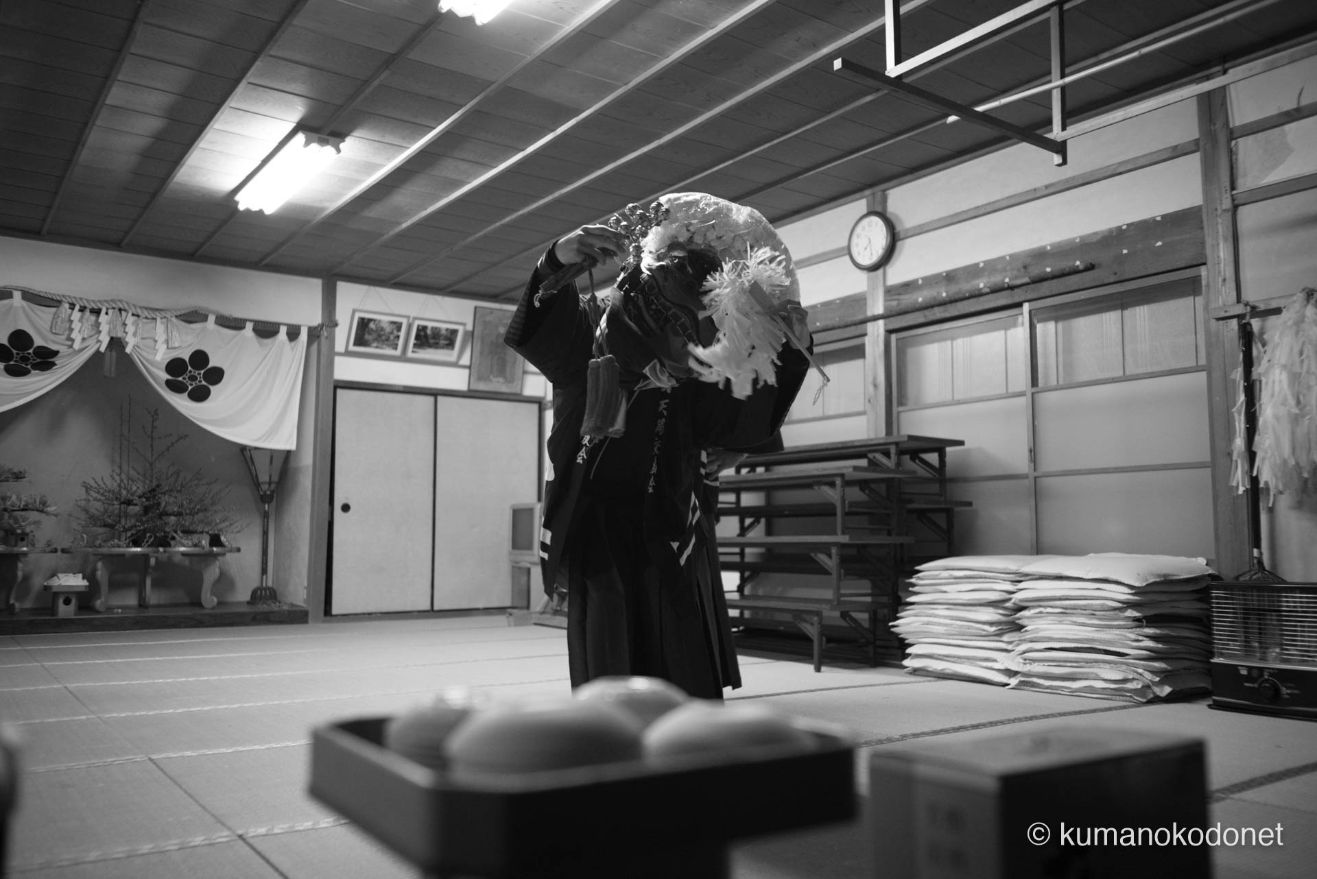 社務所内で奉納される宵宮の獅子舞