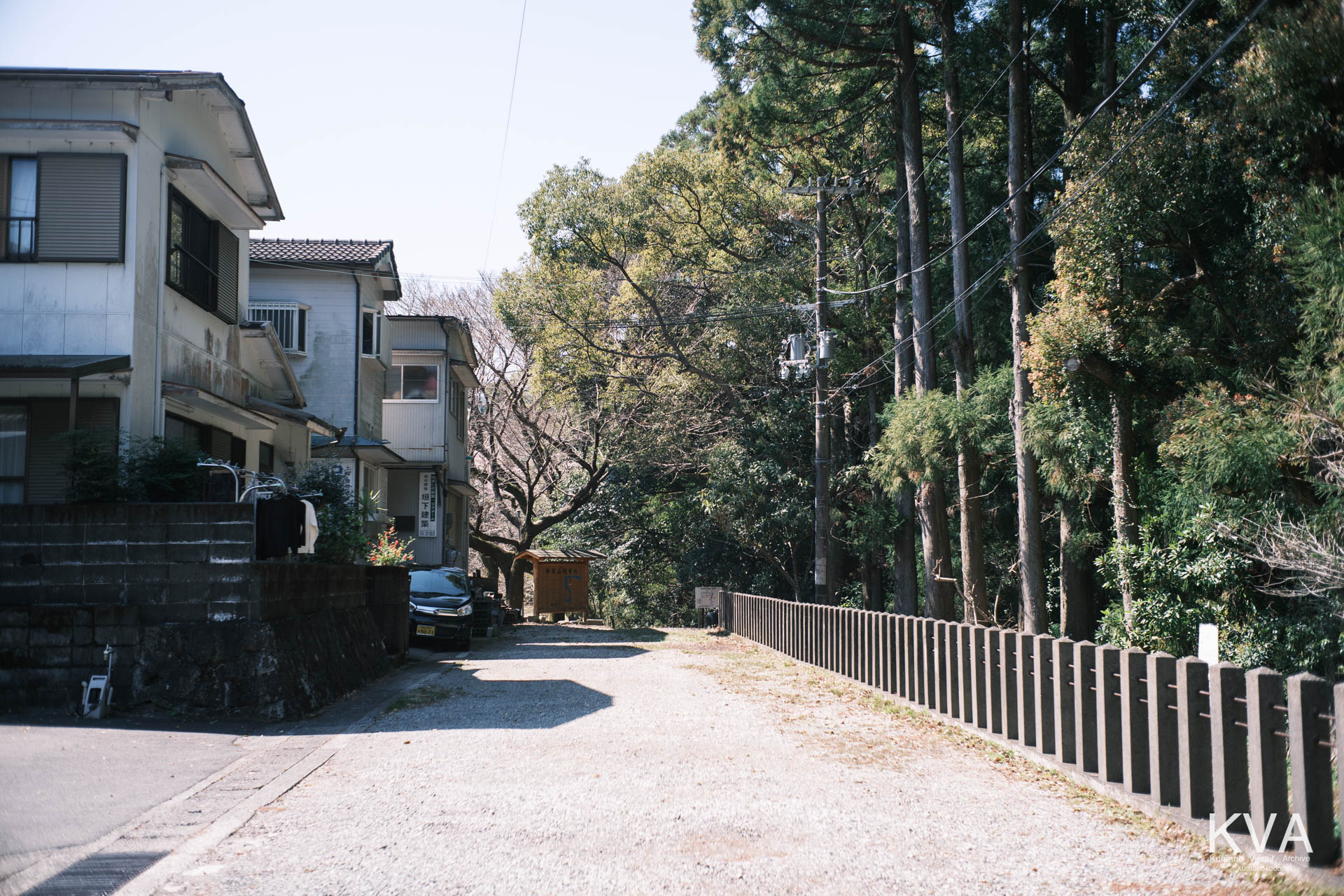 相筋の桜 周辺 | 民家の脇の砂利道沿いにある、未舗装の駐車スペース | 和歌山県新宮市 | 2026 | KVA | kumanokodonet