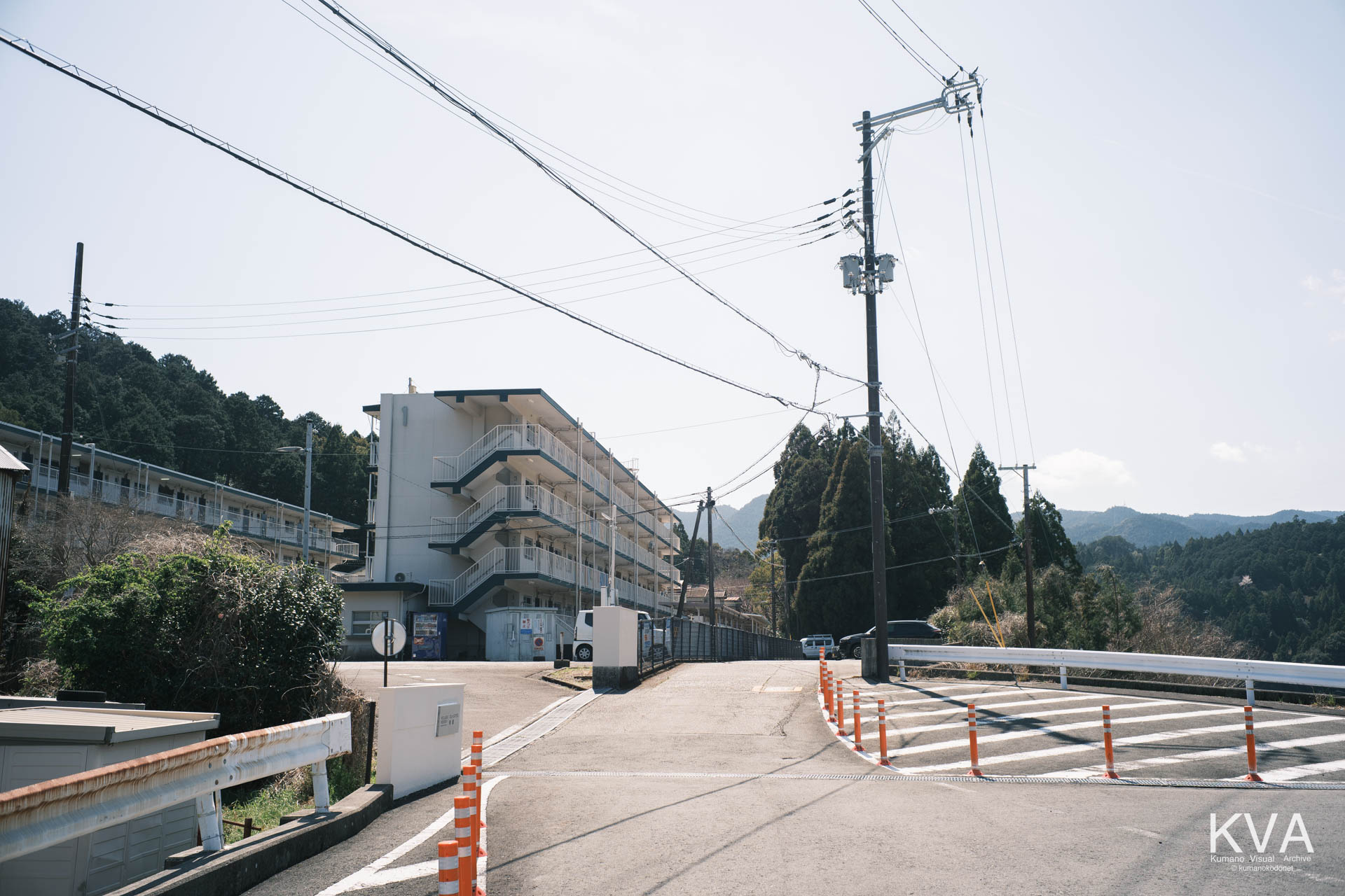 県道沿いの集合住宅と周辺の街並み
