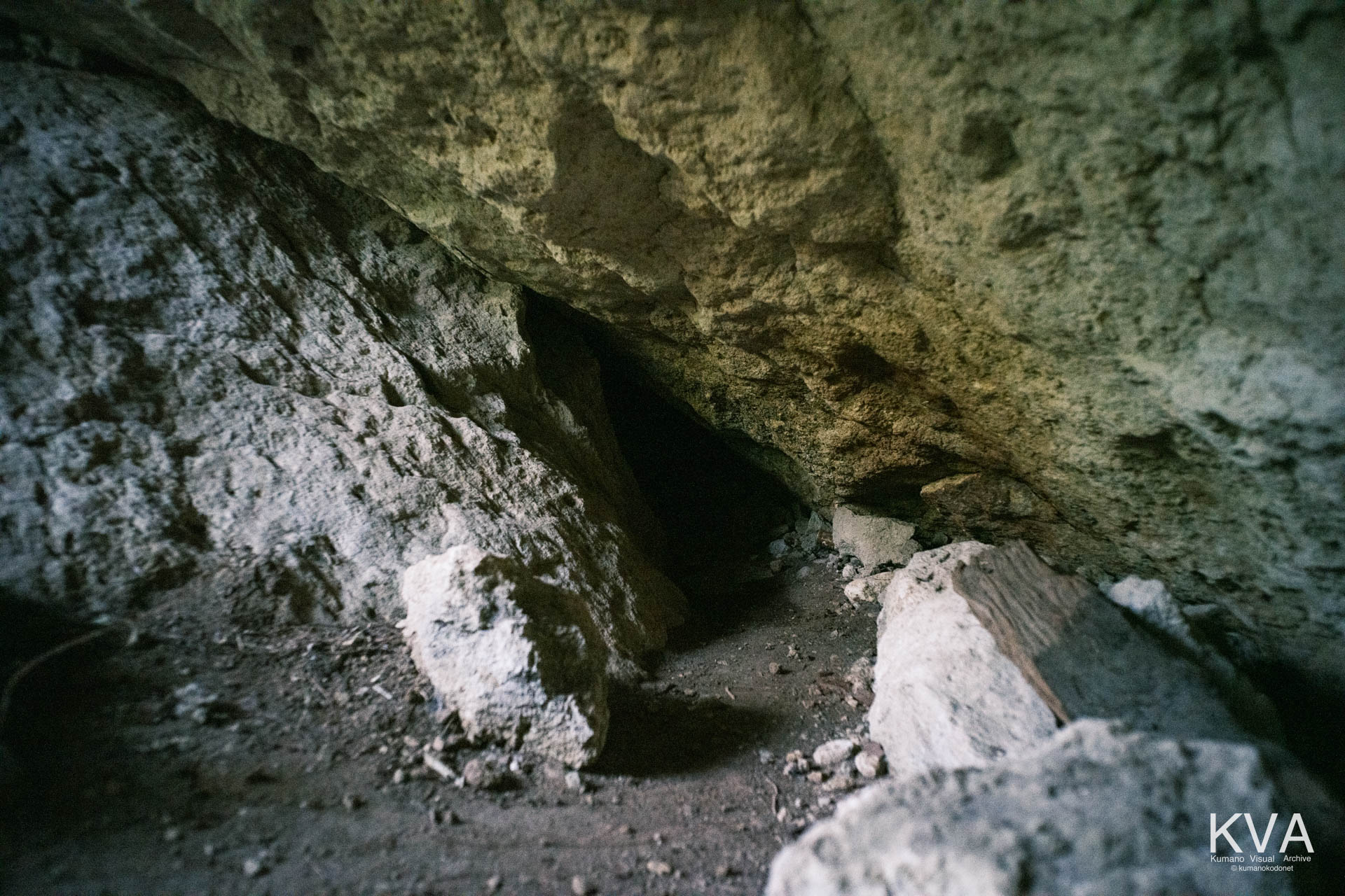 わずかに一人を通すのみの狭小な裂け目。古の記録に「千畳敷」と記された広大な暗黒空間へと続く、境界の入り口。 ｜ Kumano Deep South ｜ FUJIFILM GFX ｜ 2026