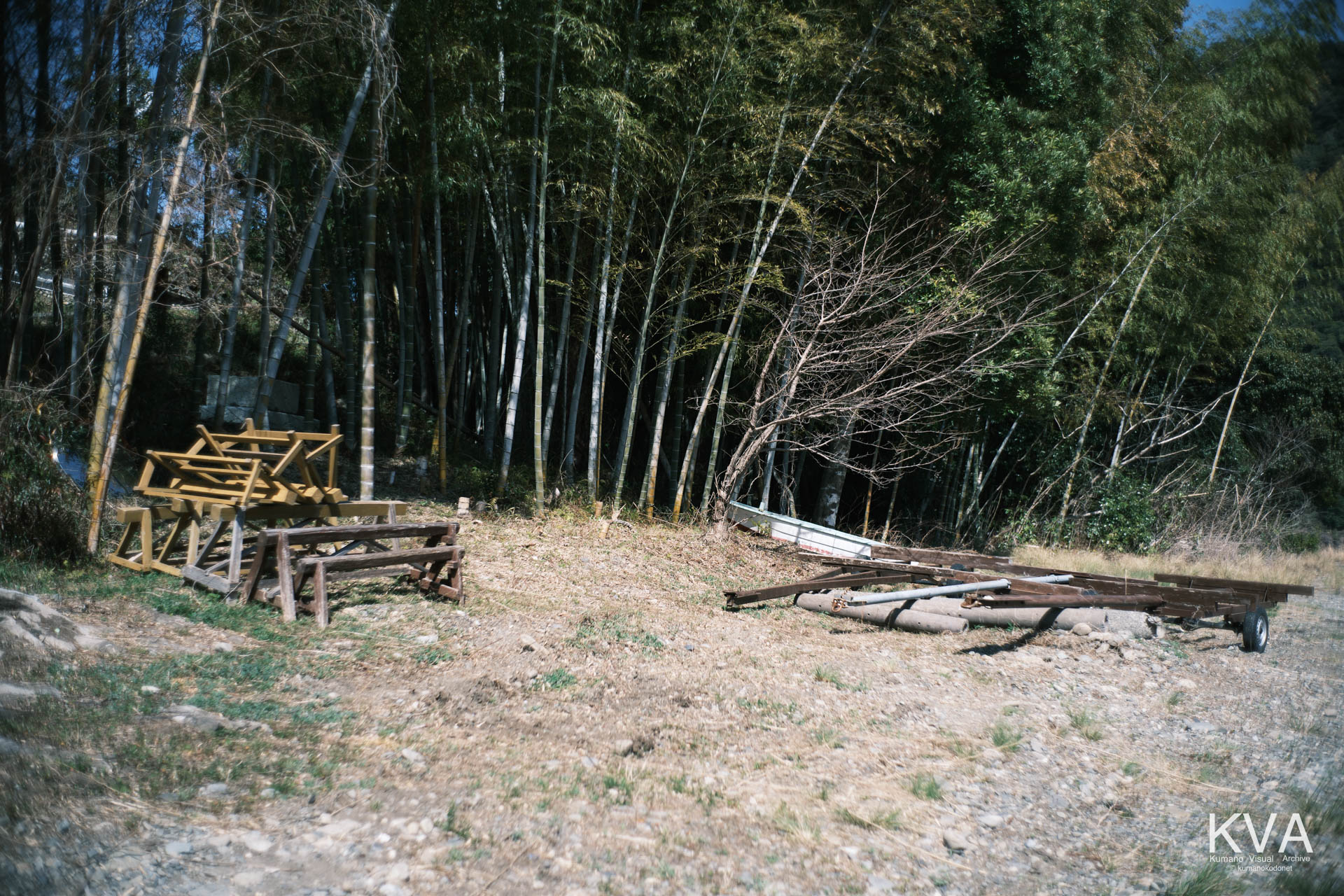 熊野川の河原に置かれた、三反帆の運航に用いられる木製の台座や台車。熊野川体感塾による川舟文化継承の現場を物語る現役の道具。三重県紀宝町北桧杖にて。 ｜ Sandanpo Tools on Riverbank ｜ GFX Classic Neg. ｜ 2026