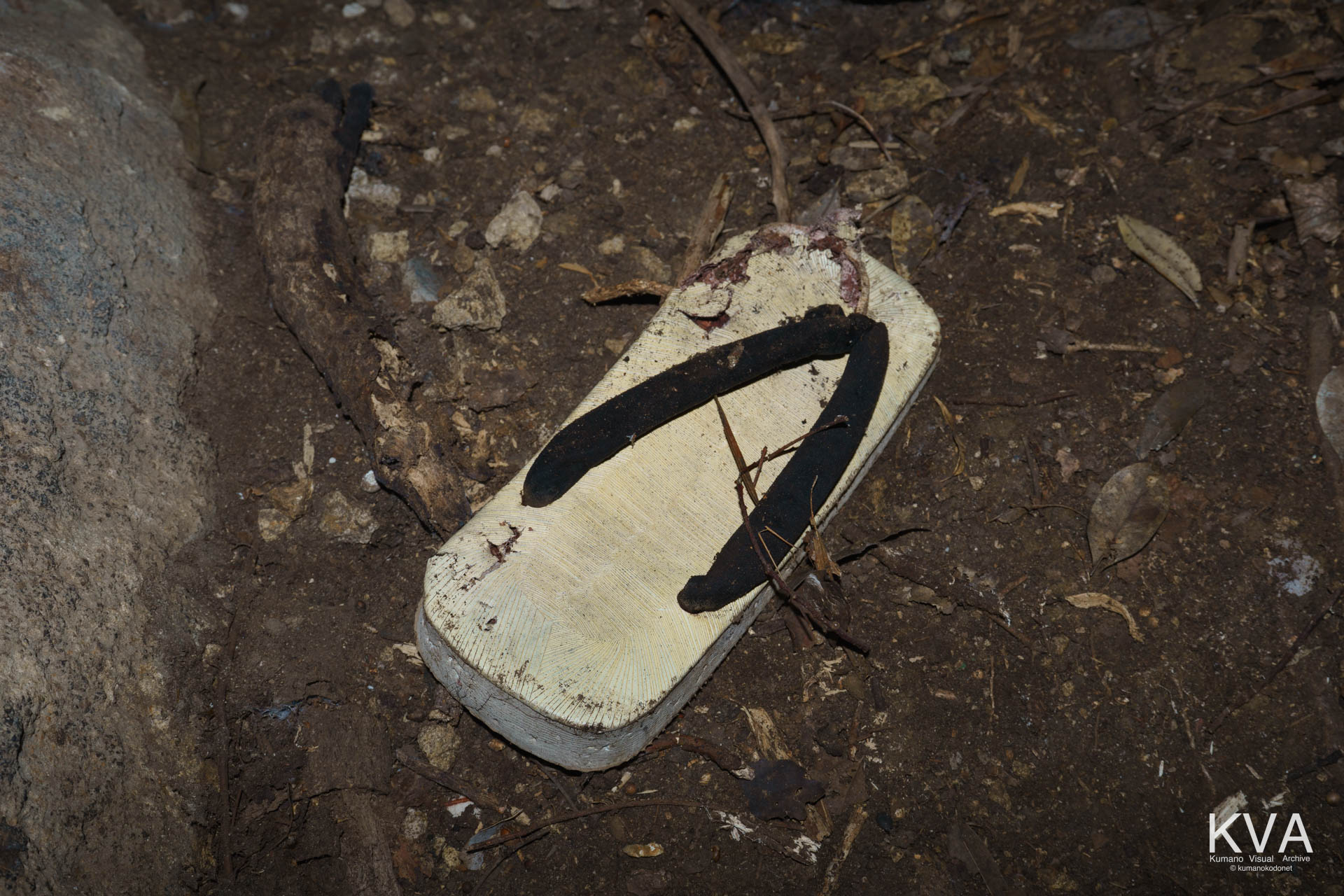 地面に放置されたタイヤ底の古い雪駄（セッタ）