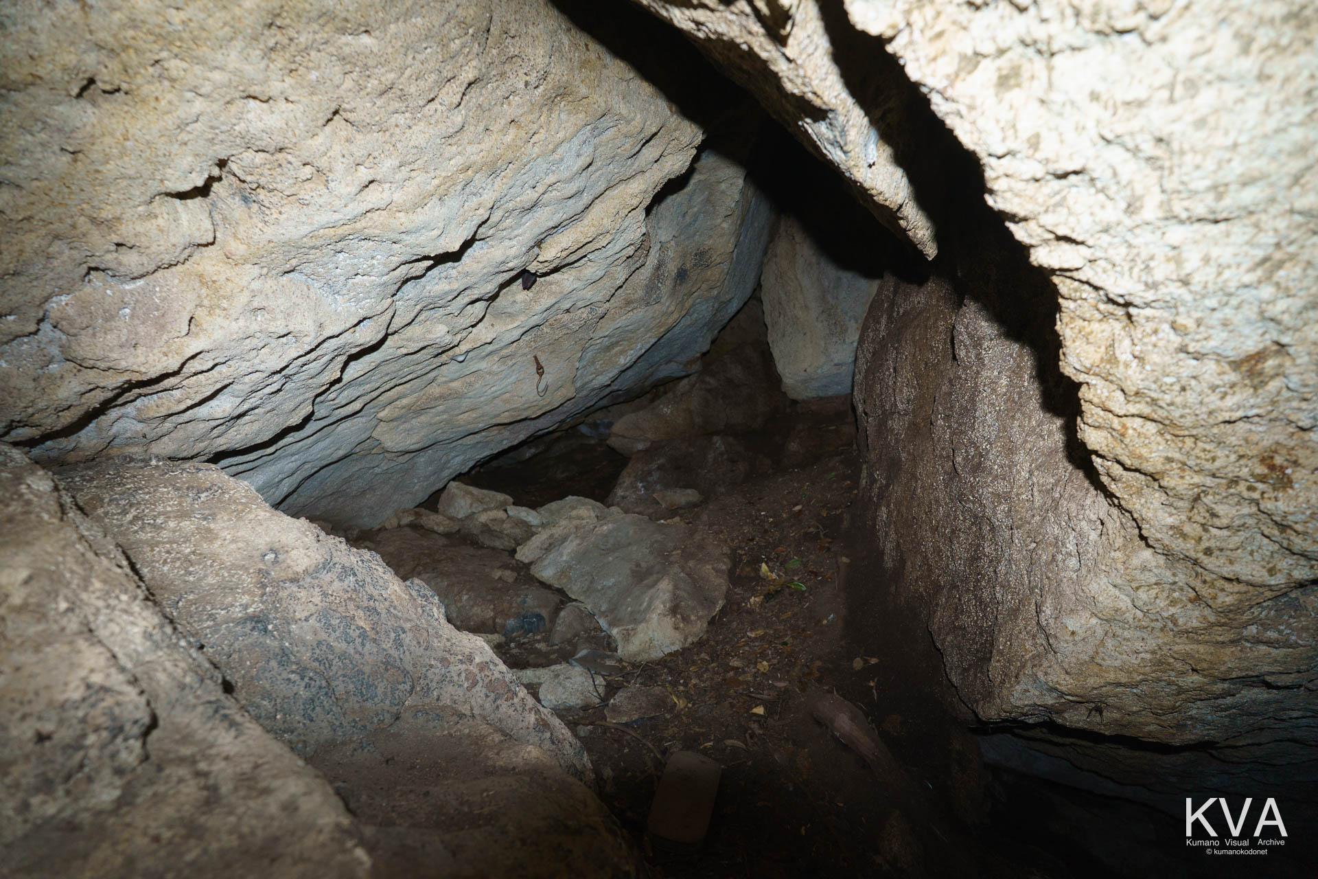 内部に堆積した崩落岩石と狭まる空隙環境