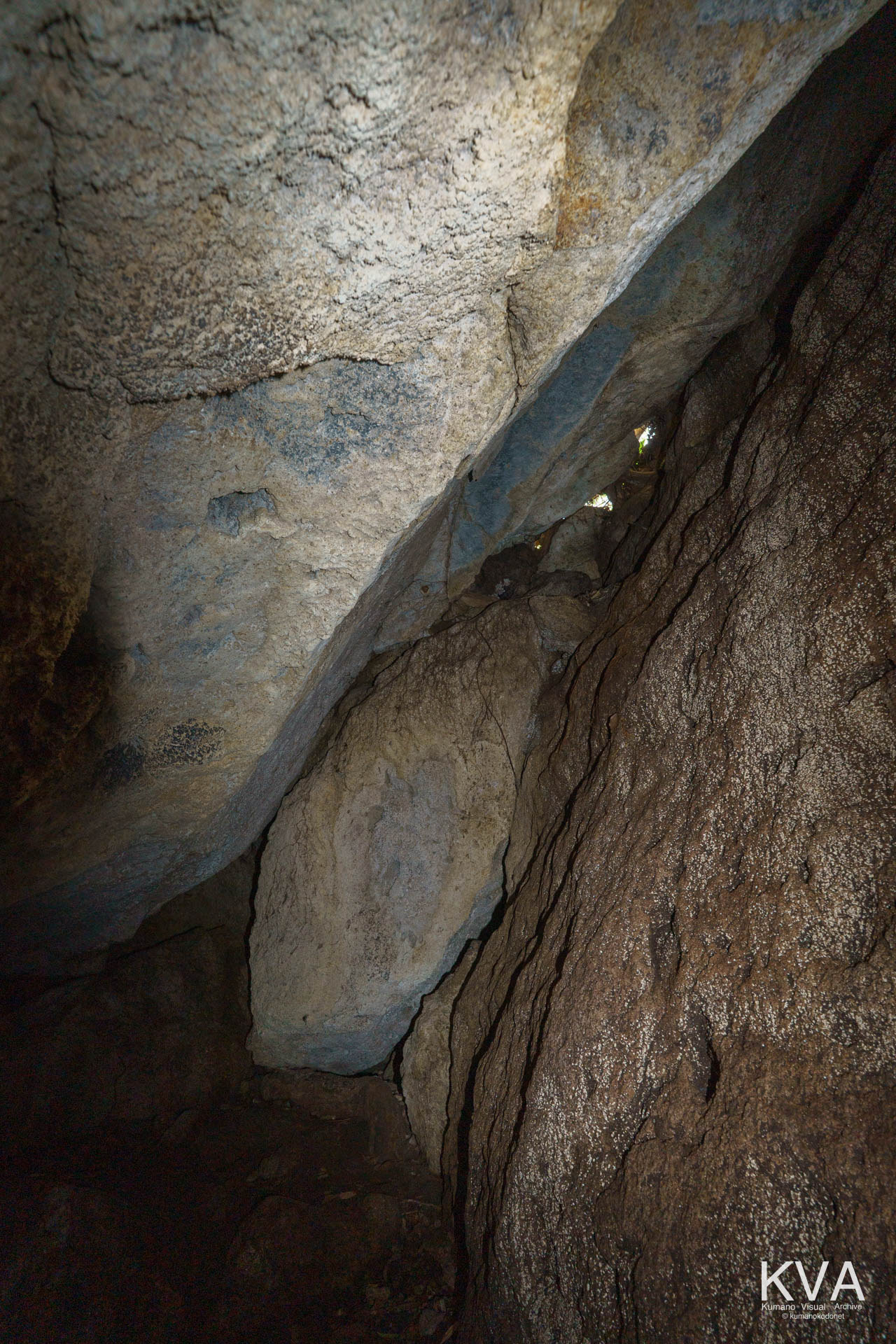 最深部における岩壁の曲線と構造（縦構図）