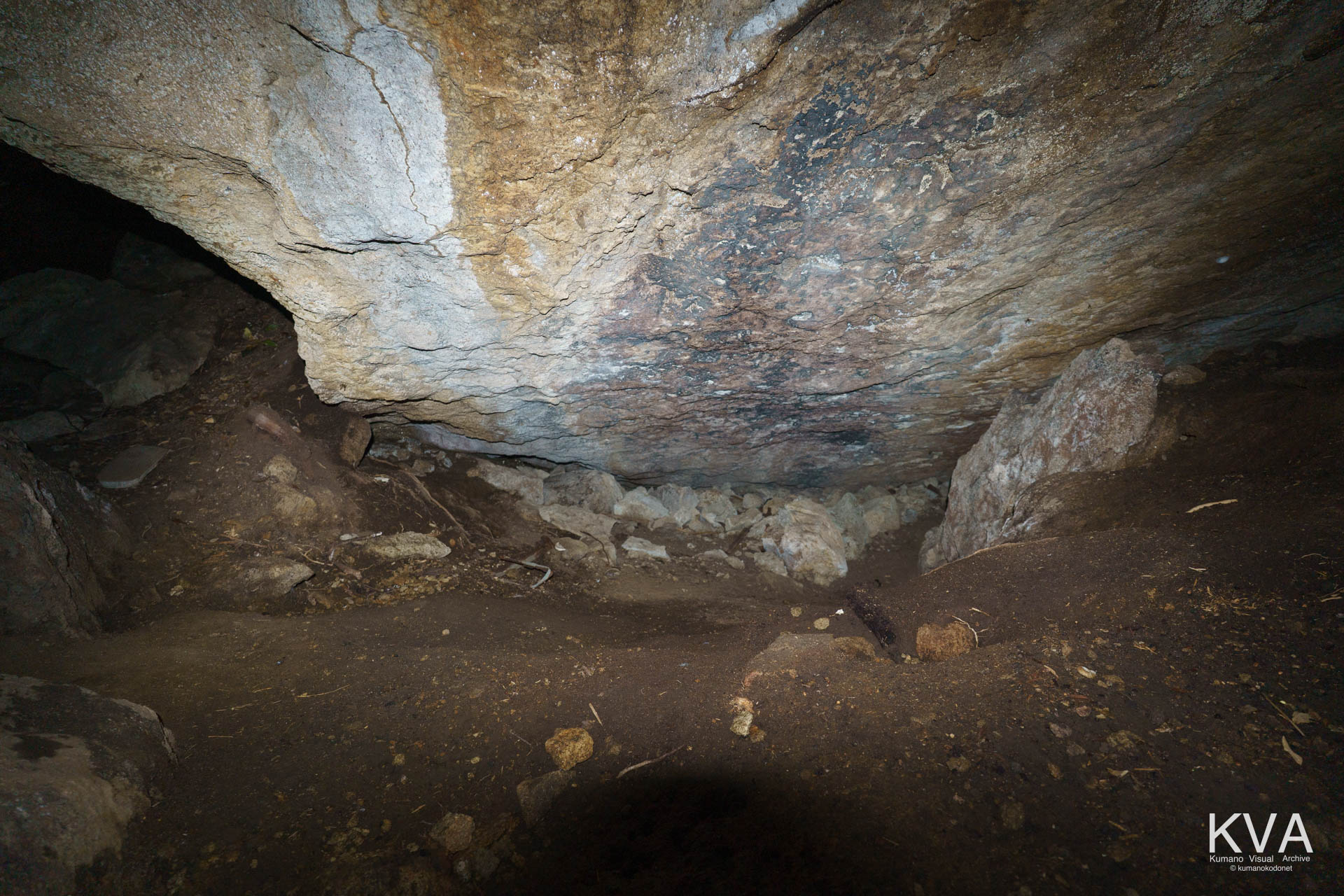 内部から振り返る入口の亀裂と外界の光影