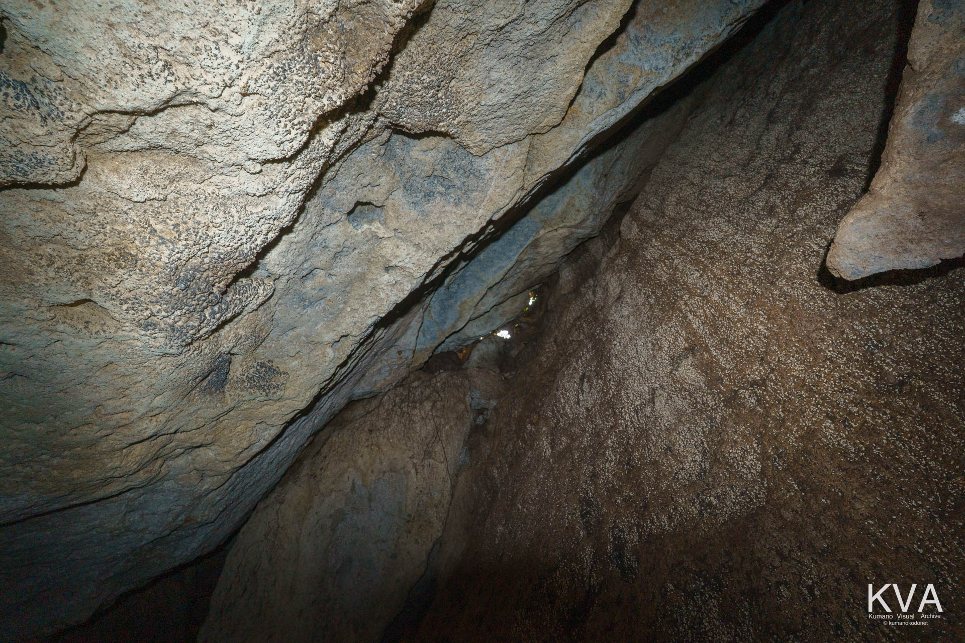 最深部から見上げる岩の亀裂と外界の光