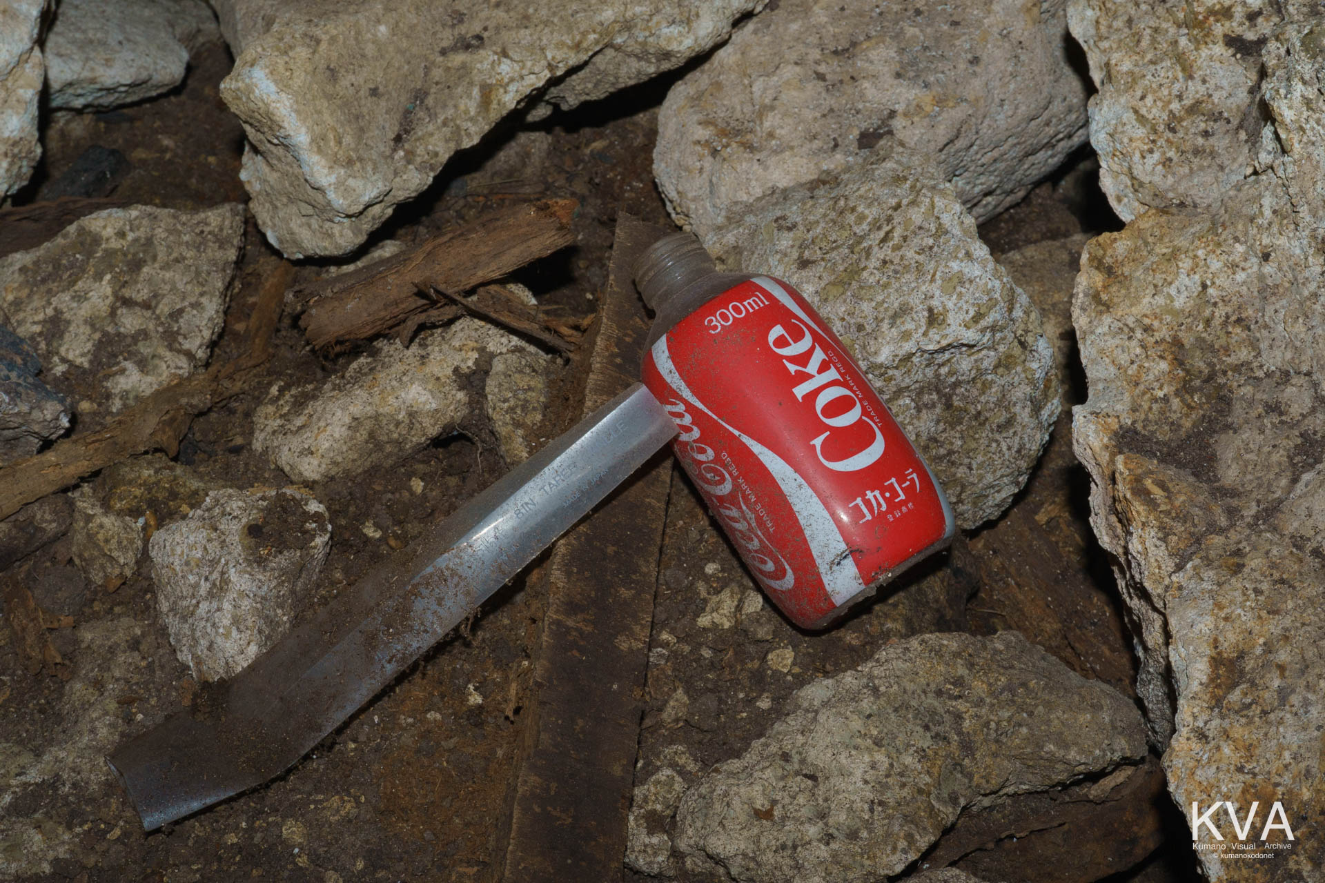 地面に残されたキャンドルの空き箱と1980年代のコカ・コーラボトル
