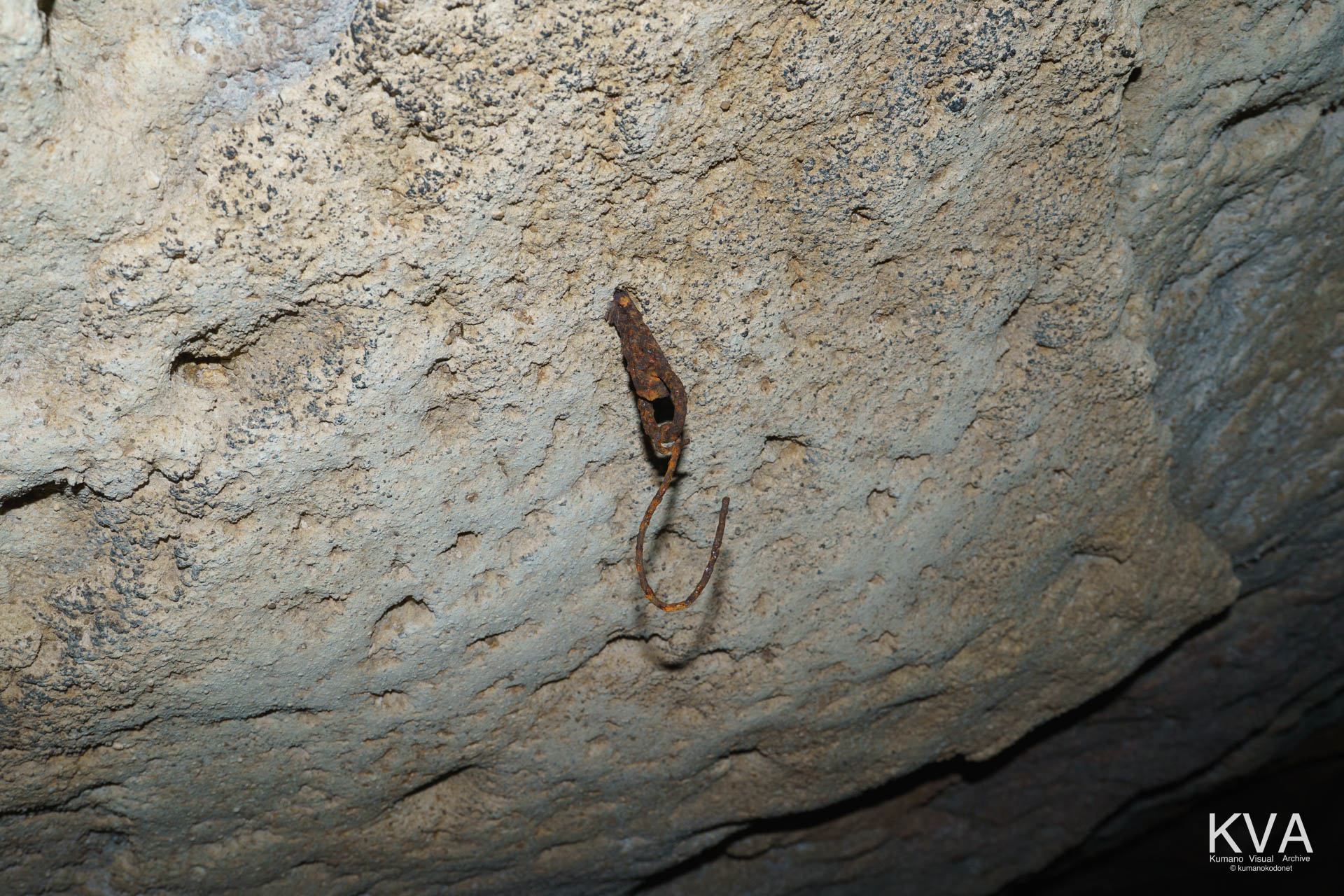 岩壁に打ち込まれた錆びついた鉄製フック