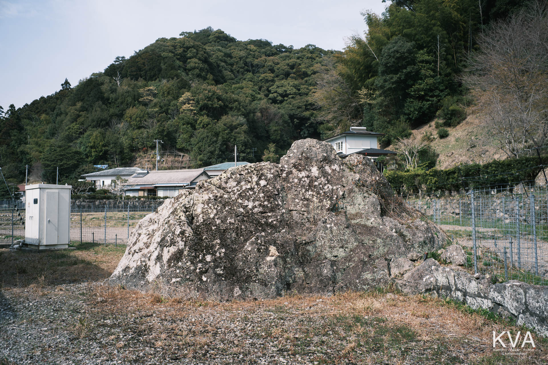 入口左側に位置する巨石