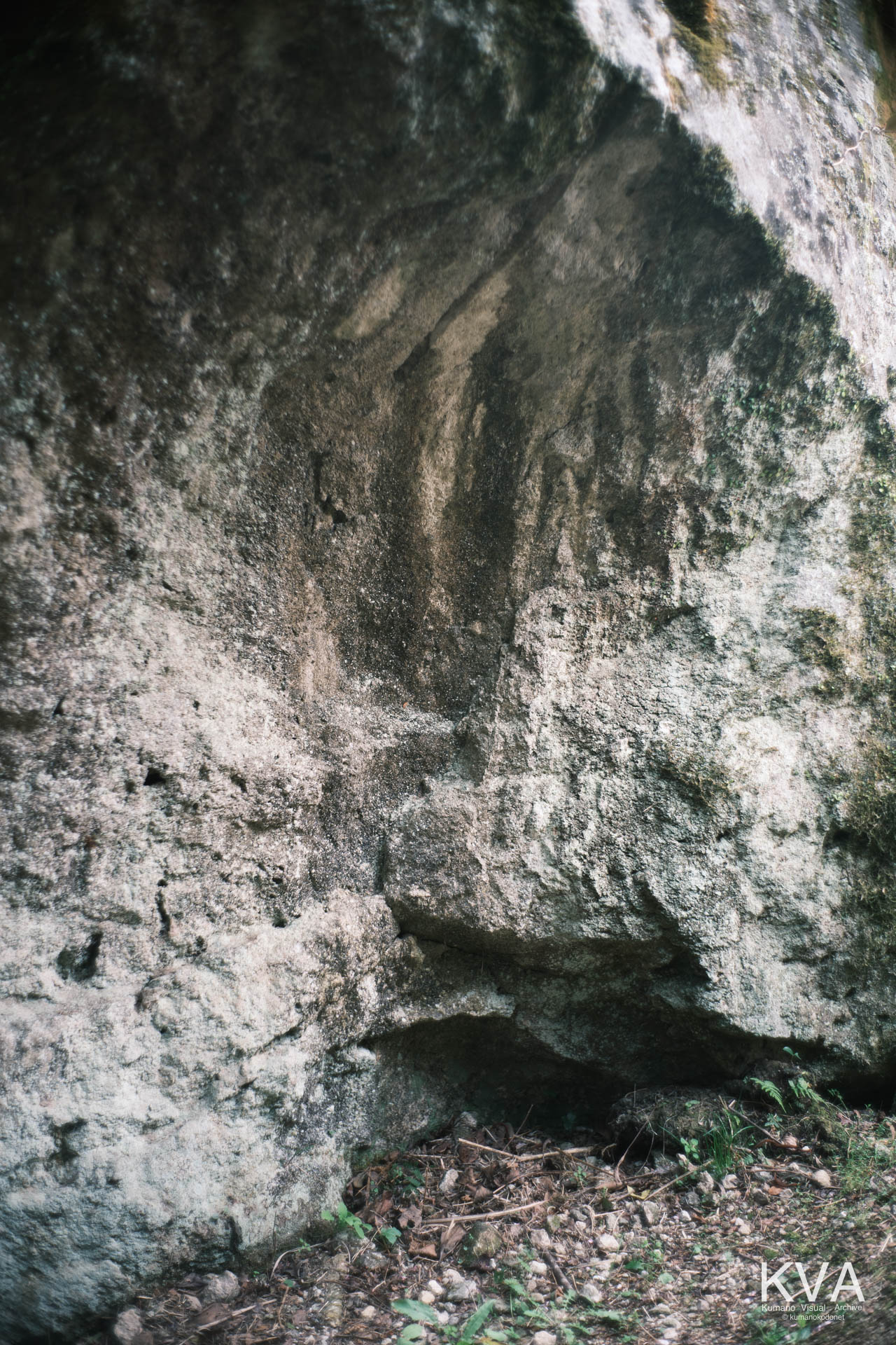 原始神殿を構成する巨岩壁の表面