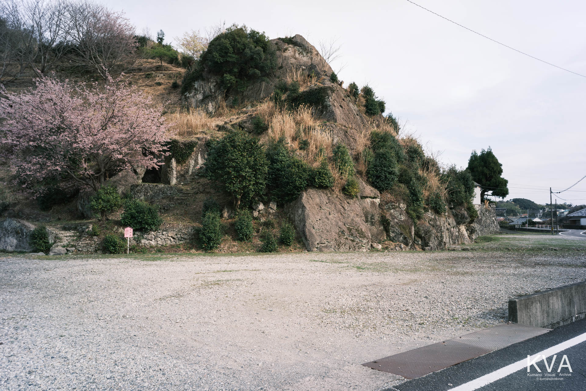北側から望む入口付近の駐車場と岩山全景
