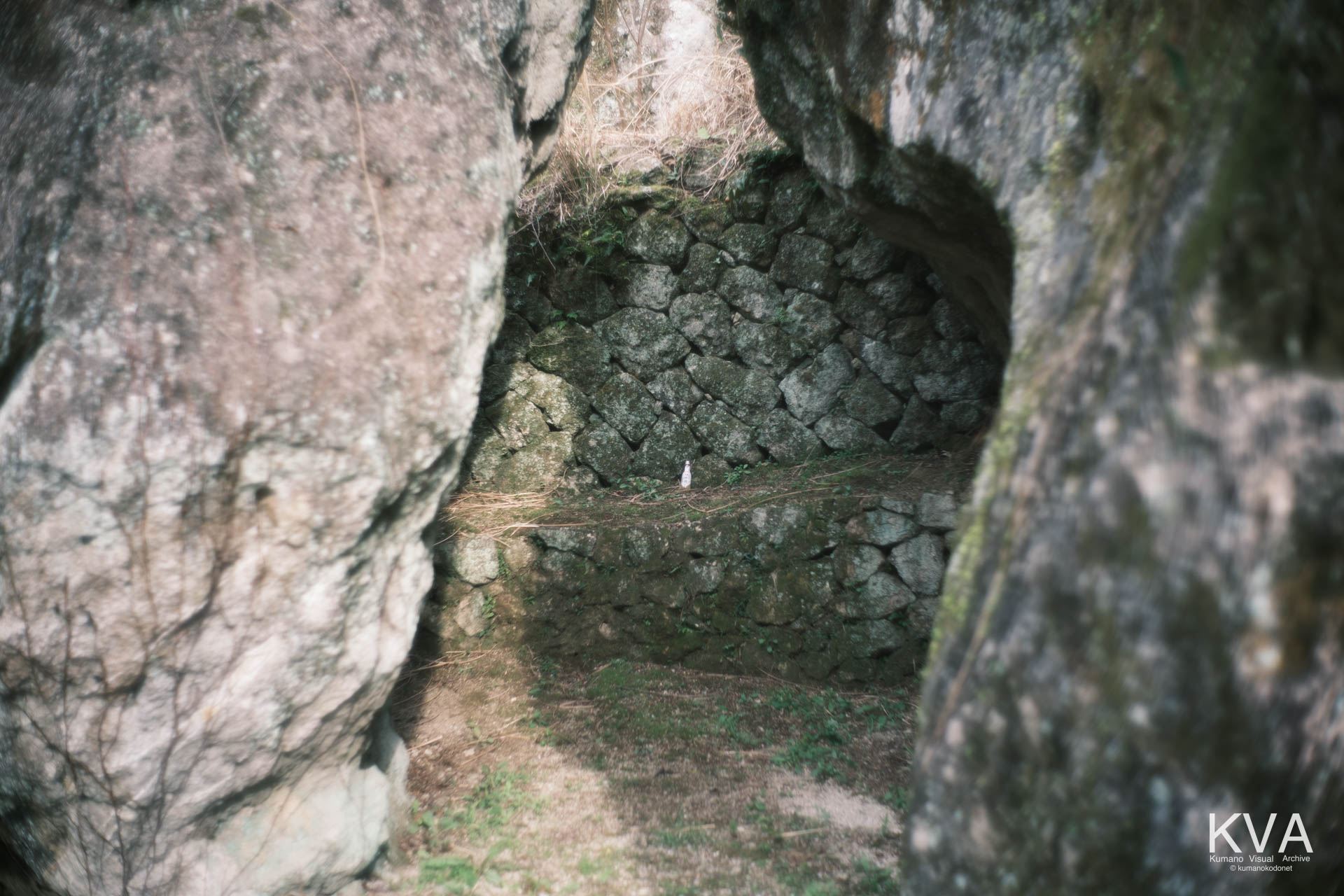 神内神社 古神殿 | 巨岩の隙間に組まれた古い石積みの内部構造 | 三重県紀宝町 | 2026 | KVA | kumanokodonet