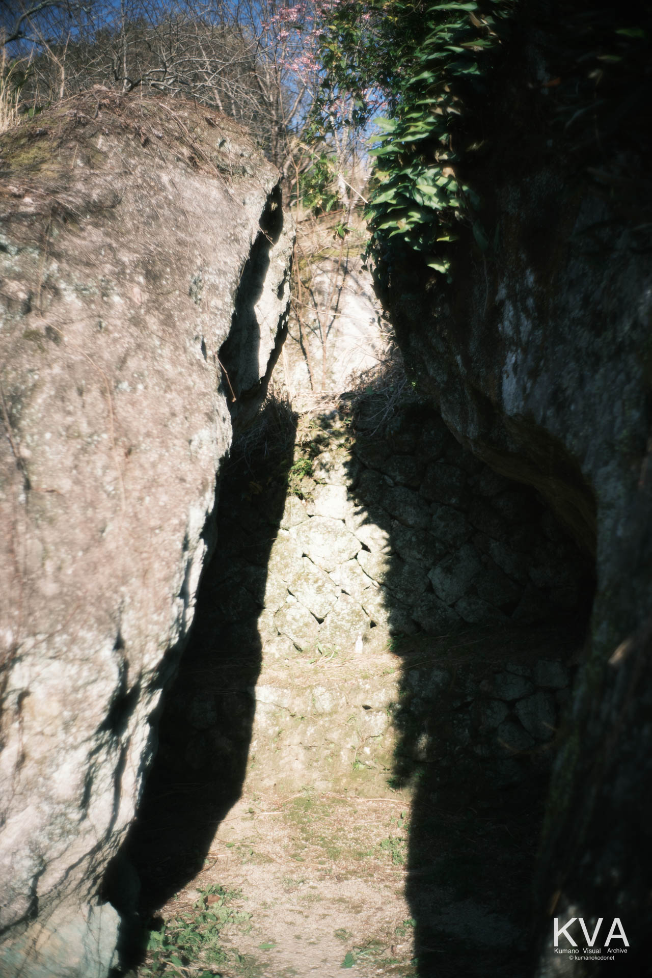 巨岩の亀裂内部へ差し込む夕光