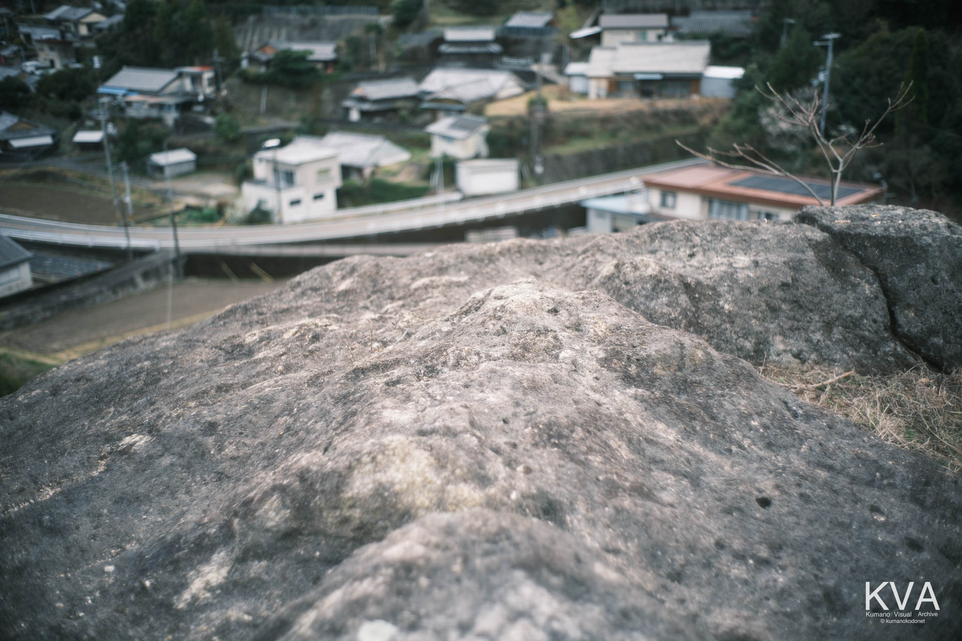 神内神社 古神殿 | 山頂の平坦な巨岩と集落の遠景 | 三重県紀宝町 | 2026 | KVA | kumanokodonet