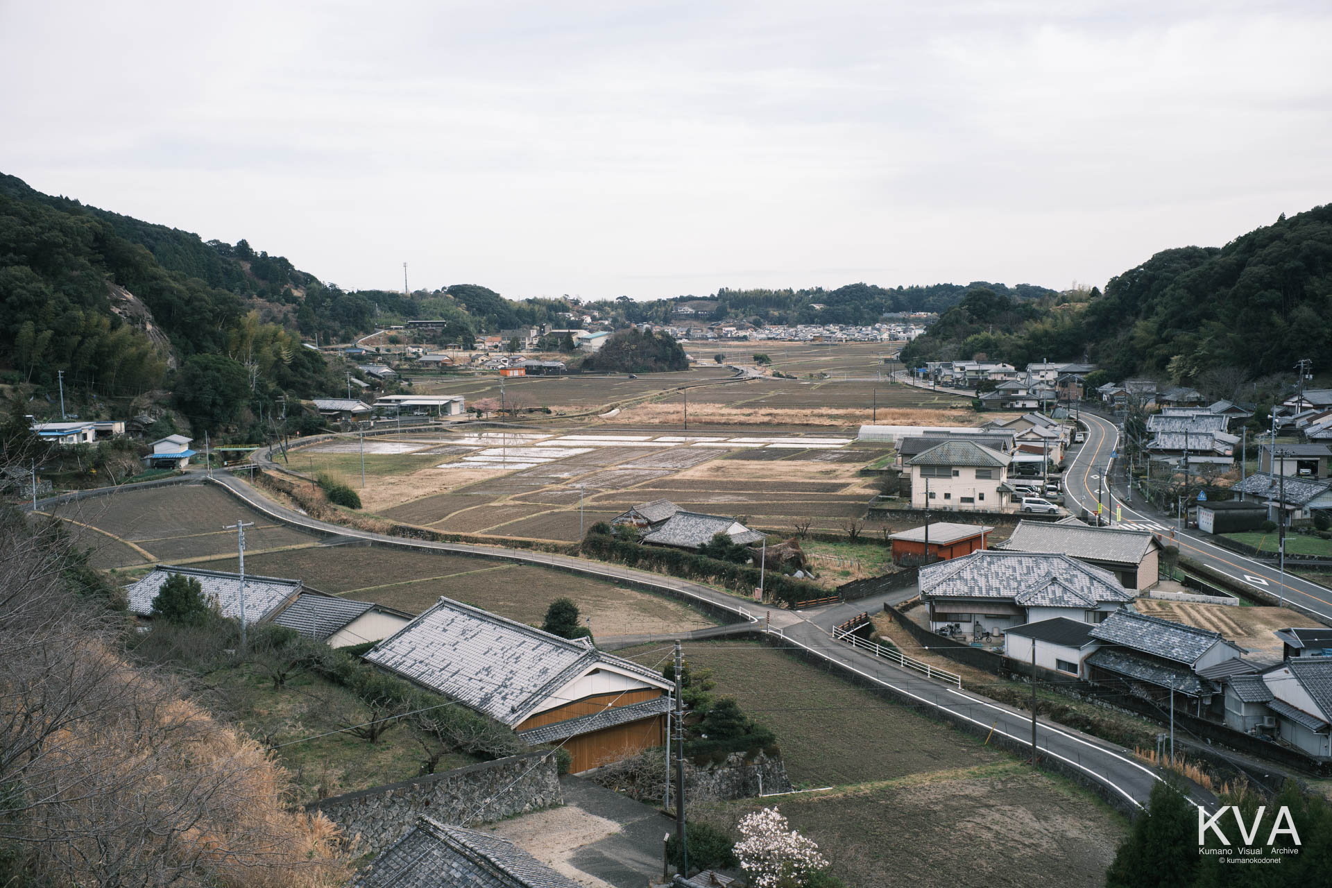 山頂の巨岩から俯瞰する神内地区の風景