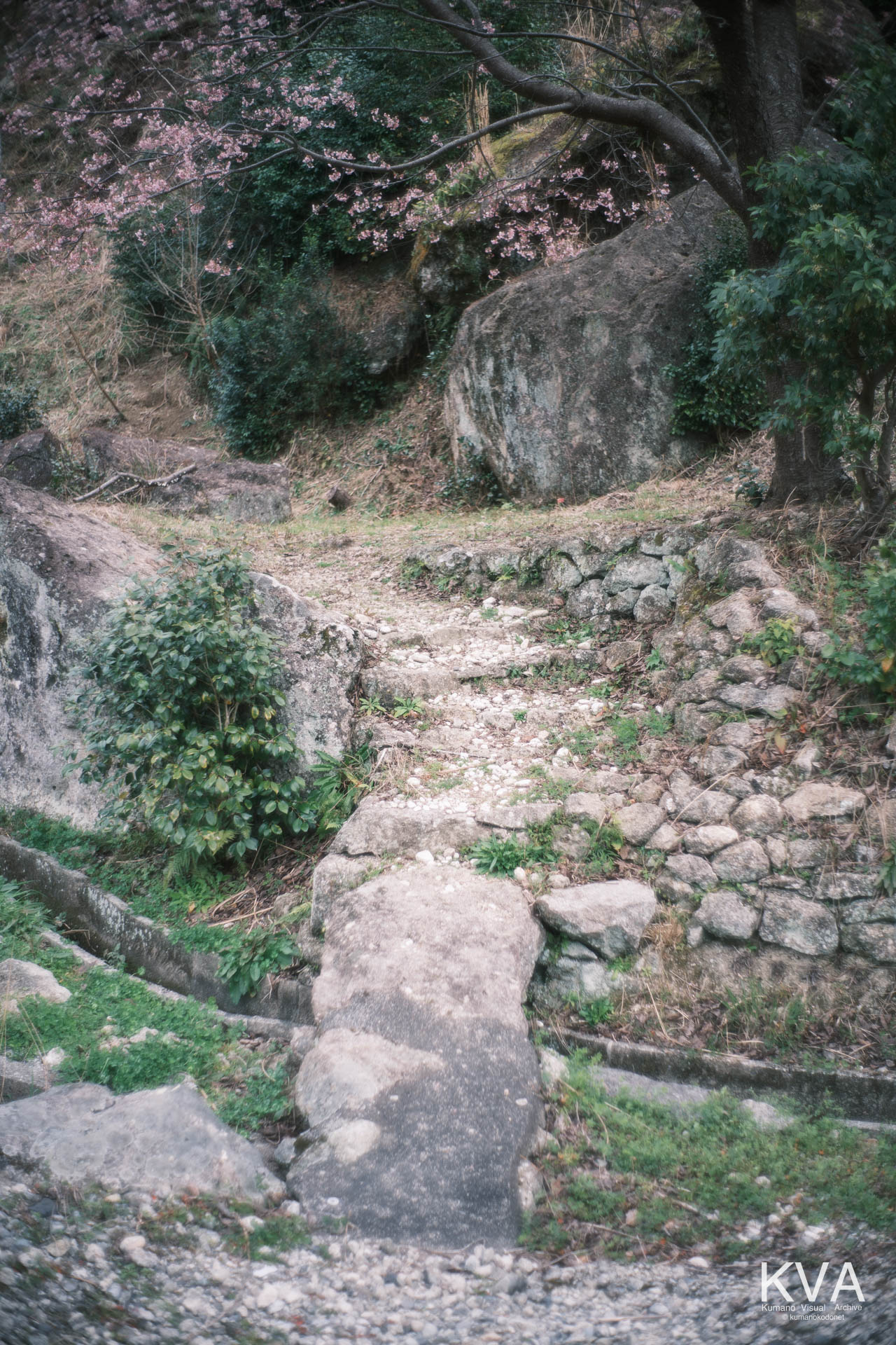 登拝起点に位置する一枚岩の石橋