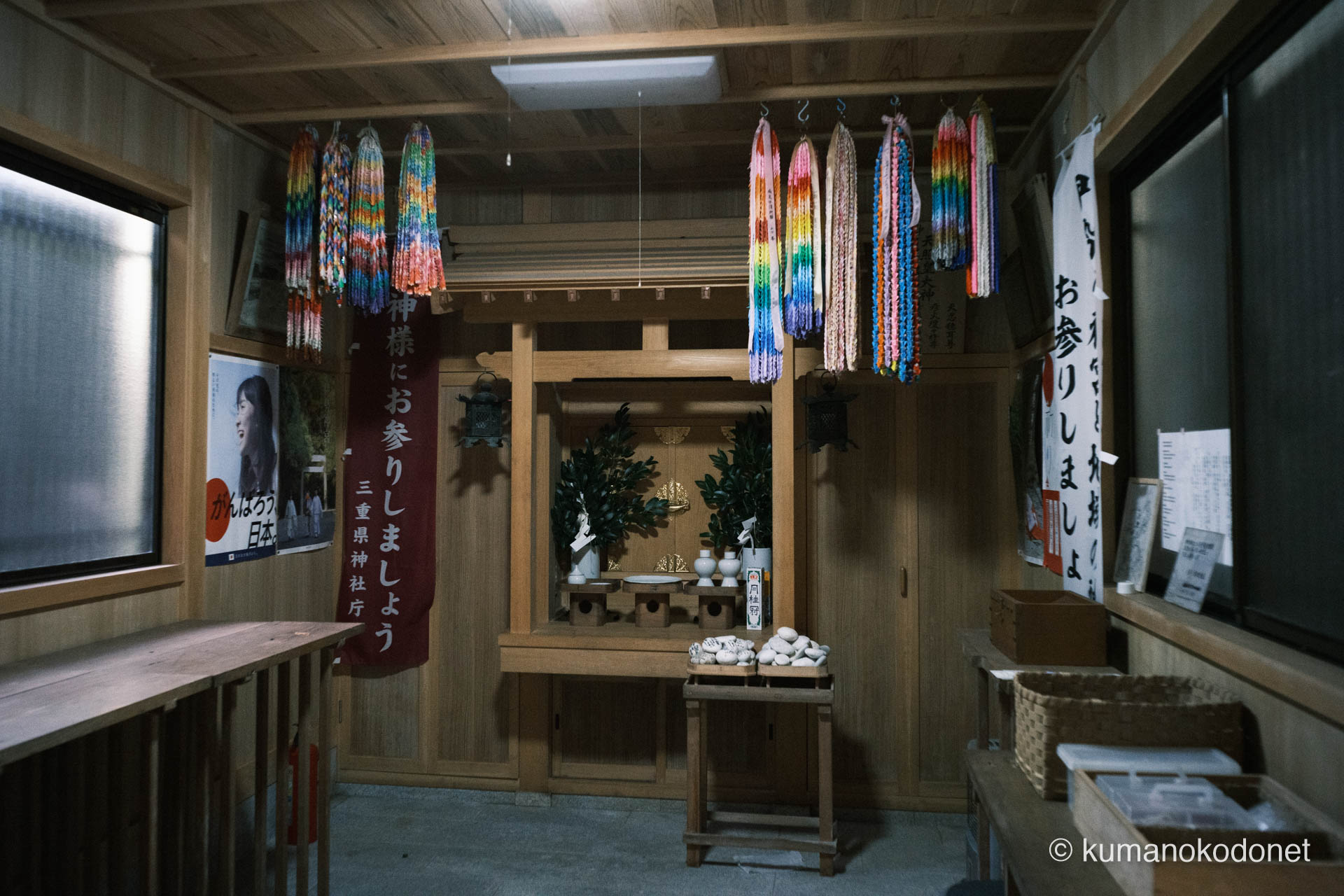 神内神社 | 拝殿左の殿舎内部に奉納された千羽鶴と神棚 | 三重県紀宝町 | 2026 | KVA | kumanokodonet