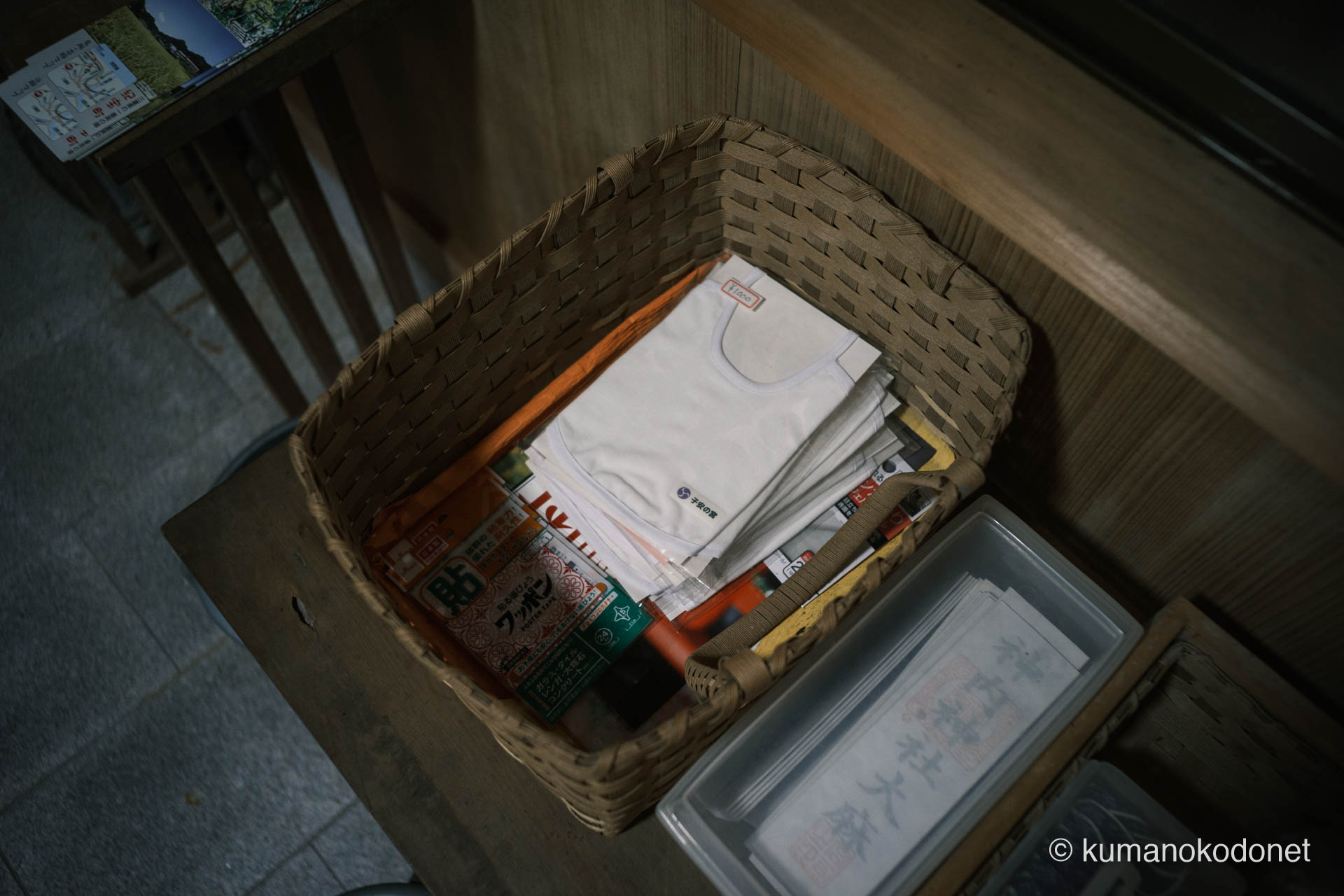 神内神社 | 殿舎内で授与される安産祈願のスタイや神札 | 三重県紀宝町 | 2026 | KVA | kumanokodonet