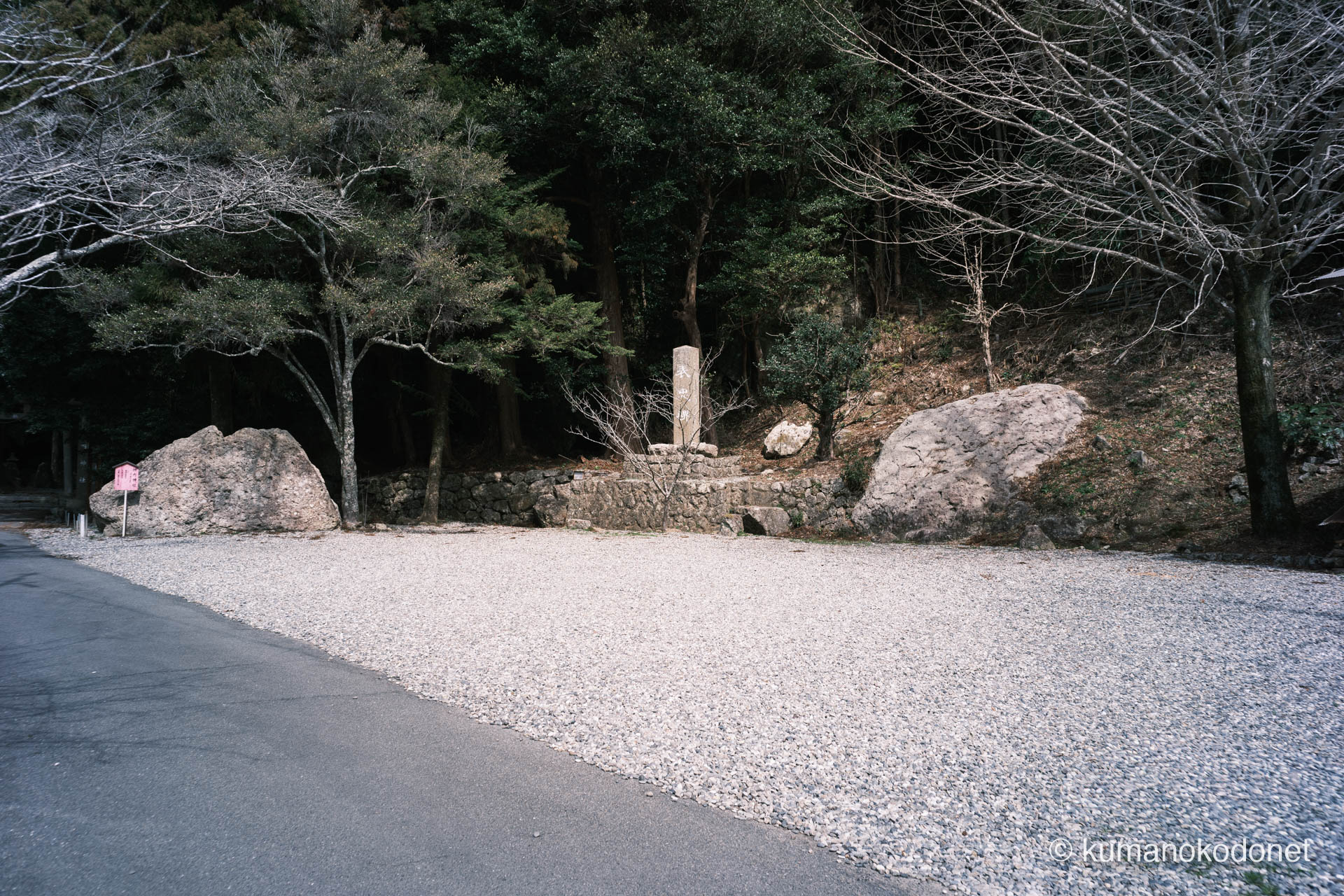 神内神社 | 鳥居前に整備された砂利敷きの参拝者用駐車場 | 三重県紀宝町 | 2026 | KVA | kumanokodonet