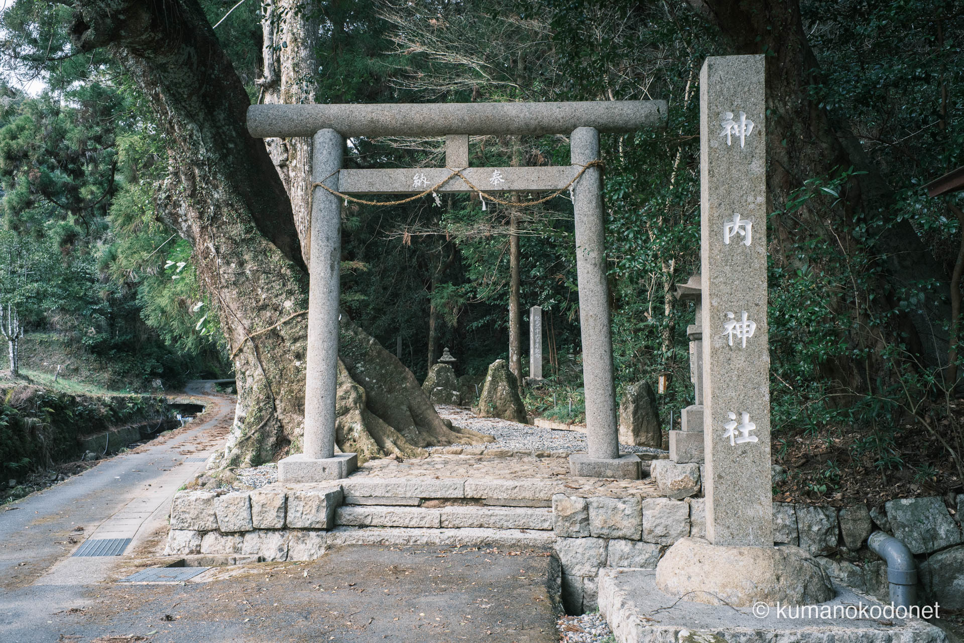 神内神社の石造鳥居
