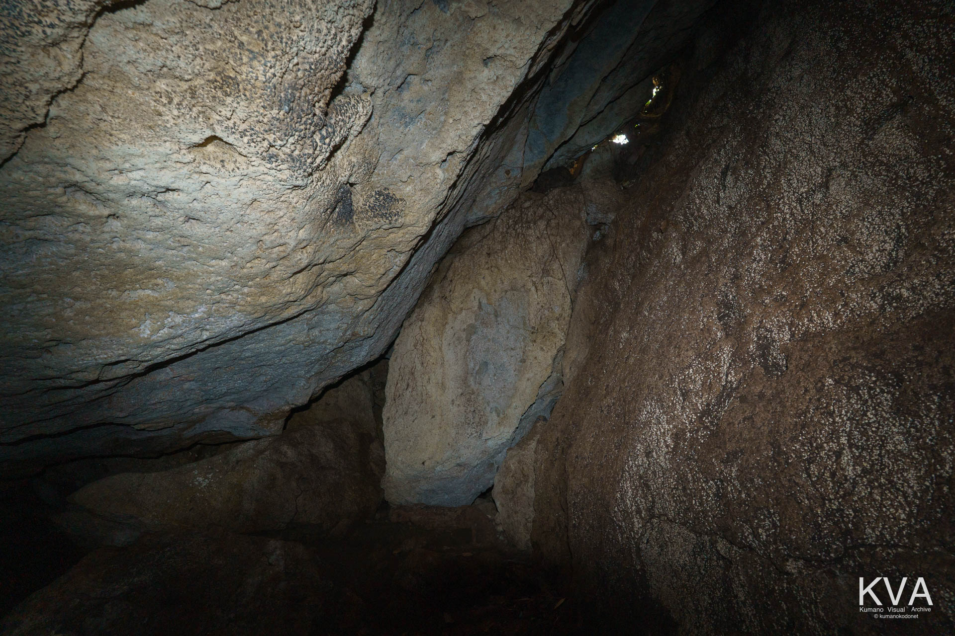 「籠る岩屋」の最深部、母なる大地の「胎内」を思わせる神聖な空間。かつて参籠者がキャンドルの光の中で、生命の誕生と魂の再生を祈り続けた、この聖域の核心部。 ｜ Kumano Deep South ｜ SONY α7 ｜ 2026