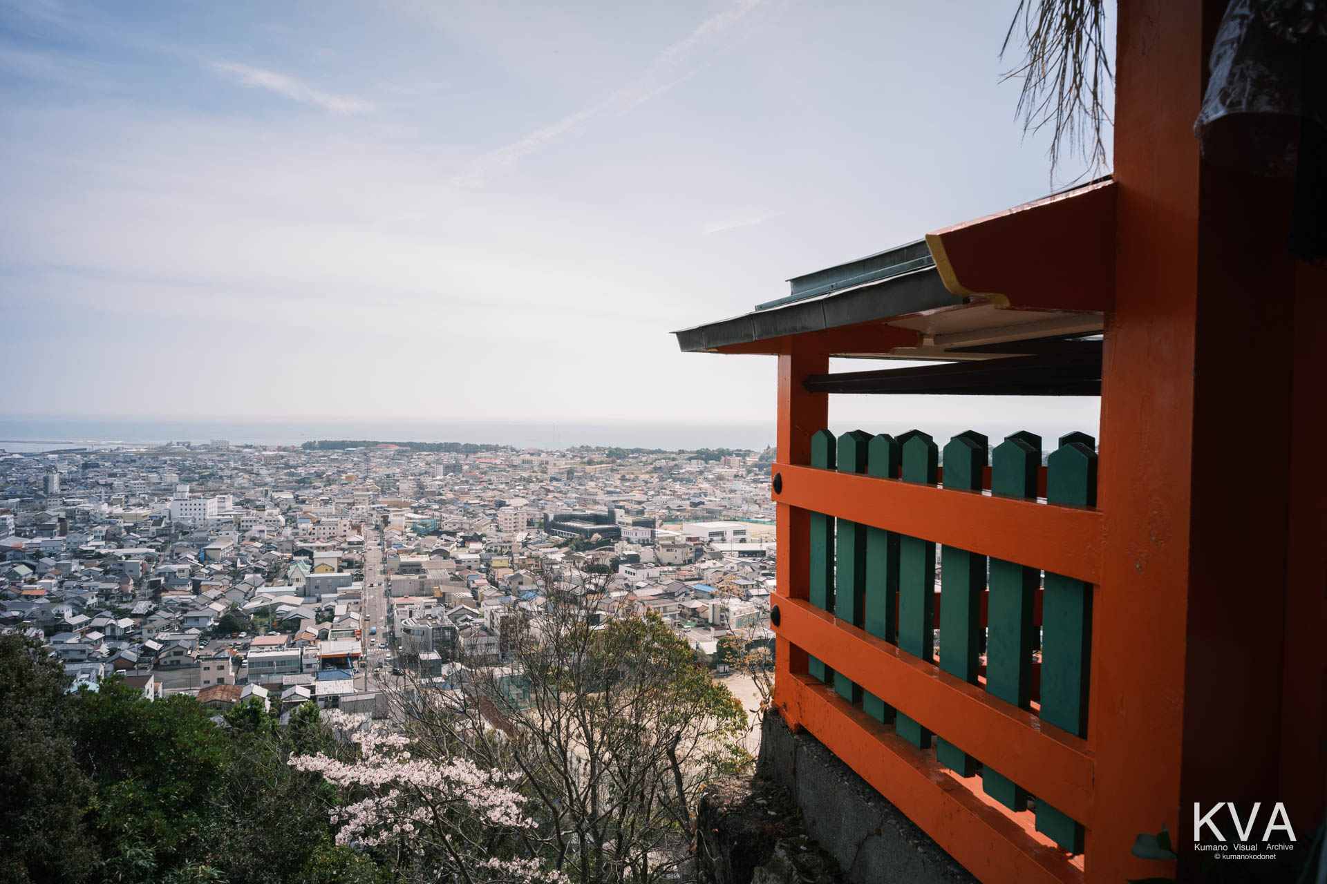 社殿の傍らから見下ろした新宮市街地と熊野灘の景観